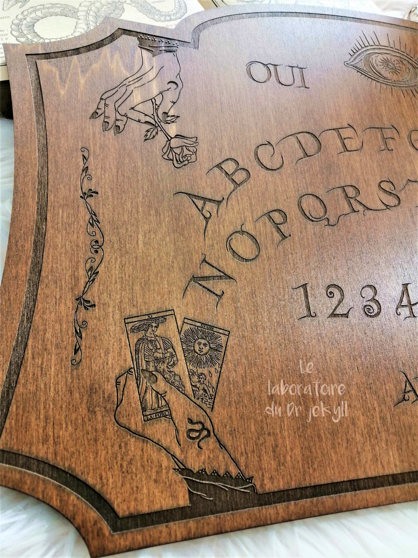 Planche Ouija Artisanale Bois – Ouija Board “Mystique” Grand Format – Spirit Board Gravé – Décoration Ésotérique & Spirituelle