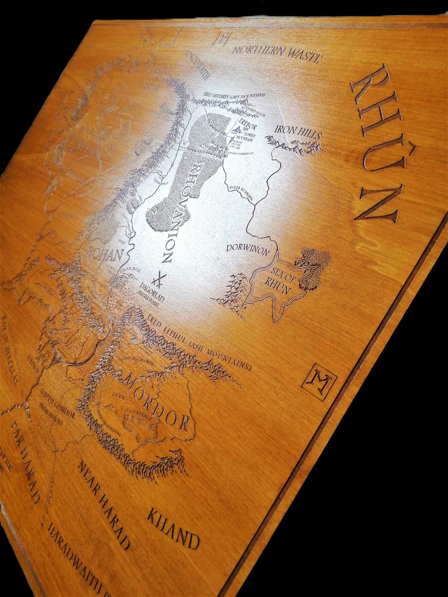 🗺️ Carte du Mordor Gravée en Bois d’un Monde de Fantasy – Décoration Artisanale Unique