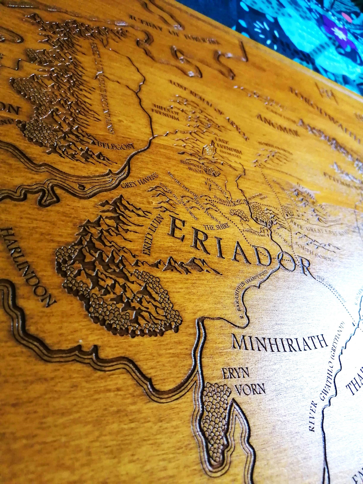 🗺️ Carte du Mordor Gravée en Bois d’un Monde de Fantasy – Décoration Artisanale Unique