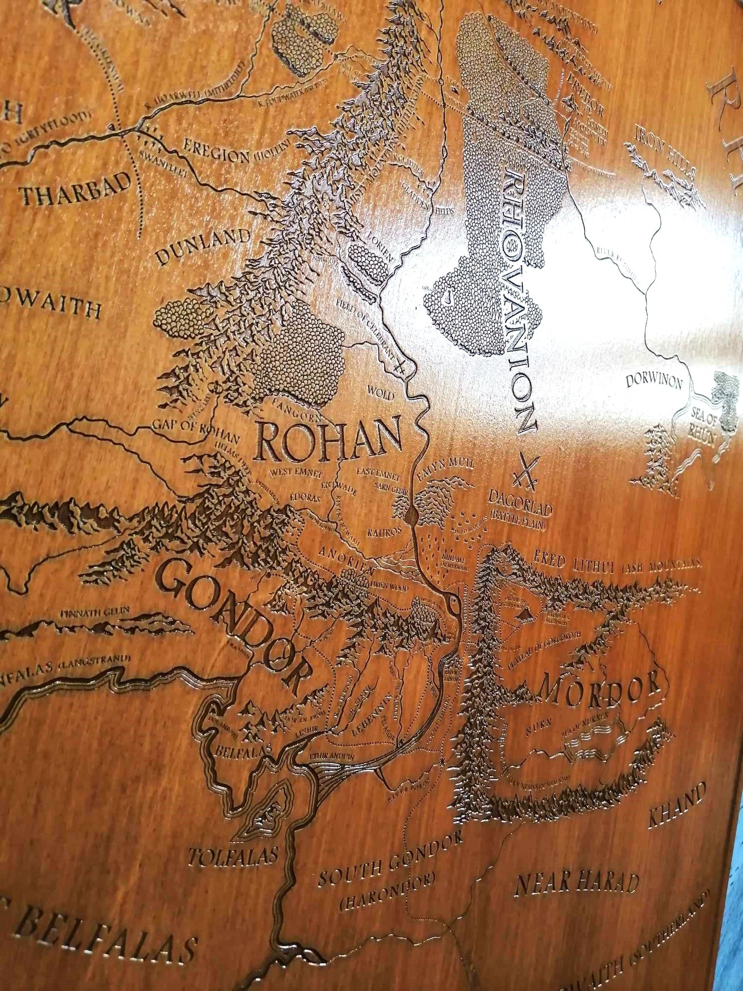 🗺️ Carte du Mordor Gravée en Bois d’un Monde de Fantasy – Décoration Artisanale Unique