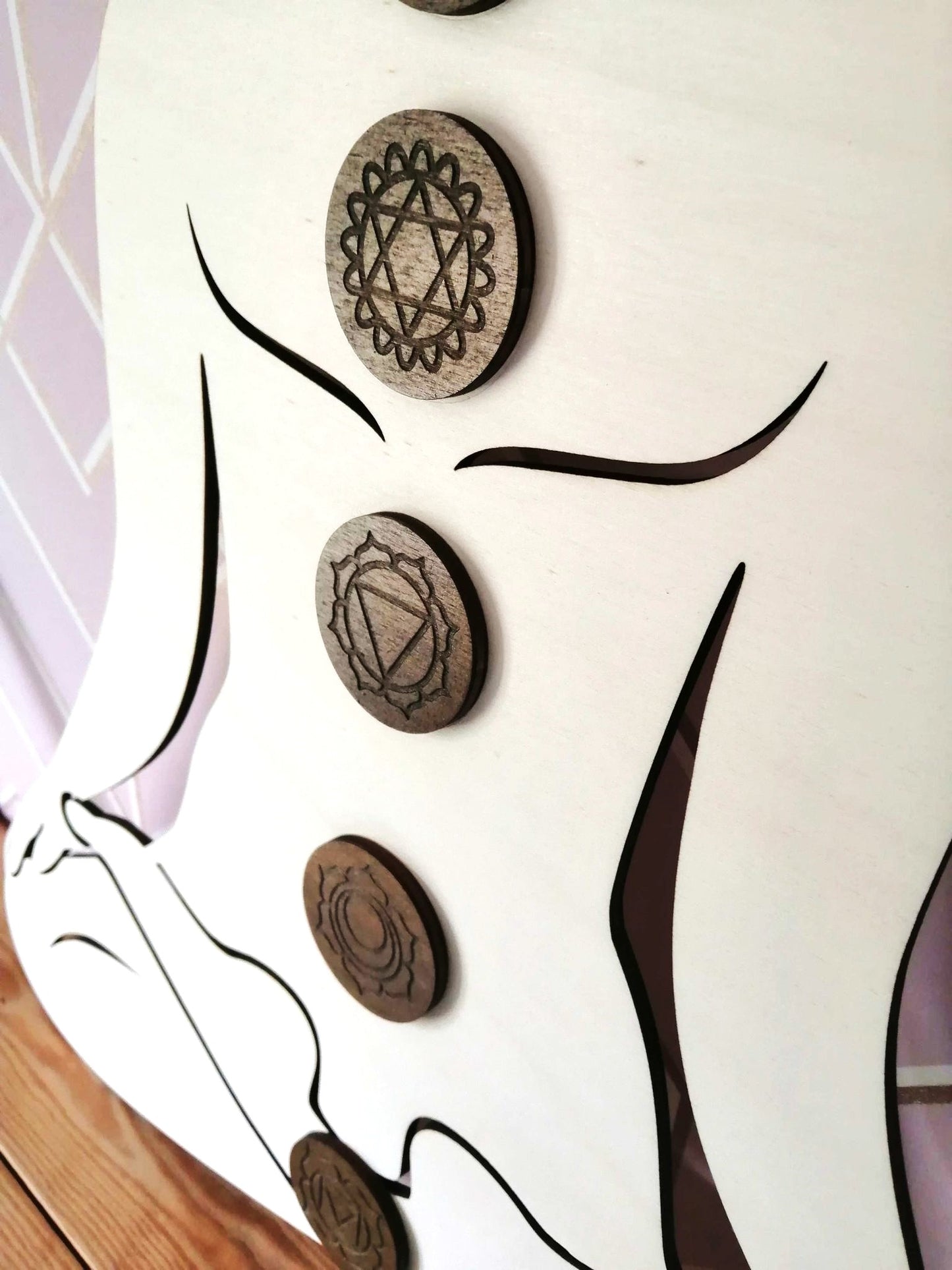 "Décoration Méditation en Bois avec 7 Chakras Gravés - Silhouette de Méditation Assis en Tailleur"