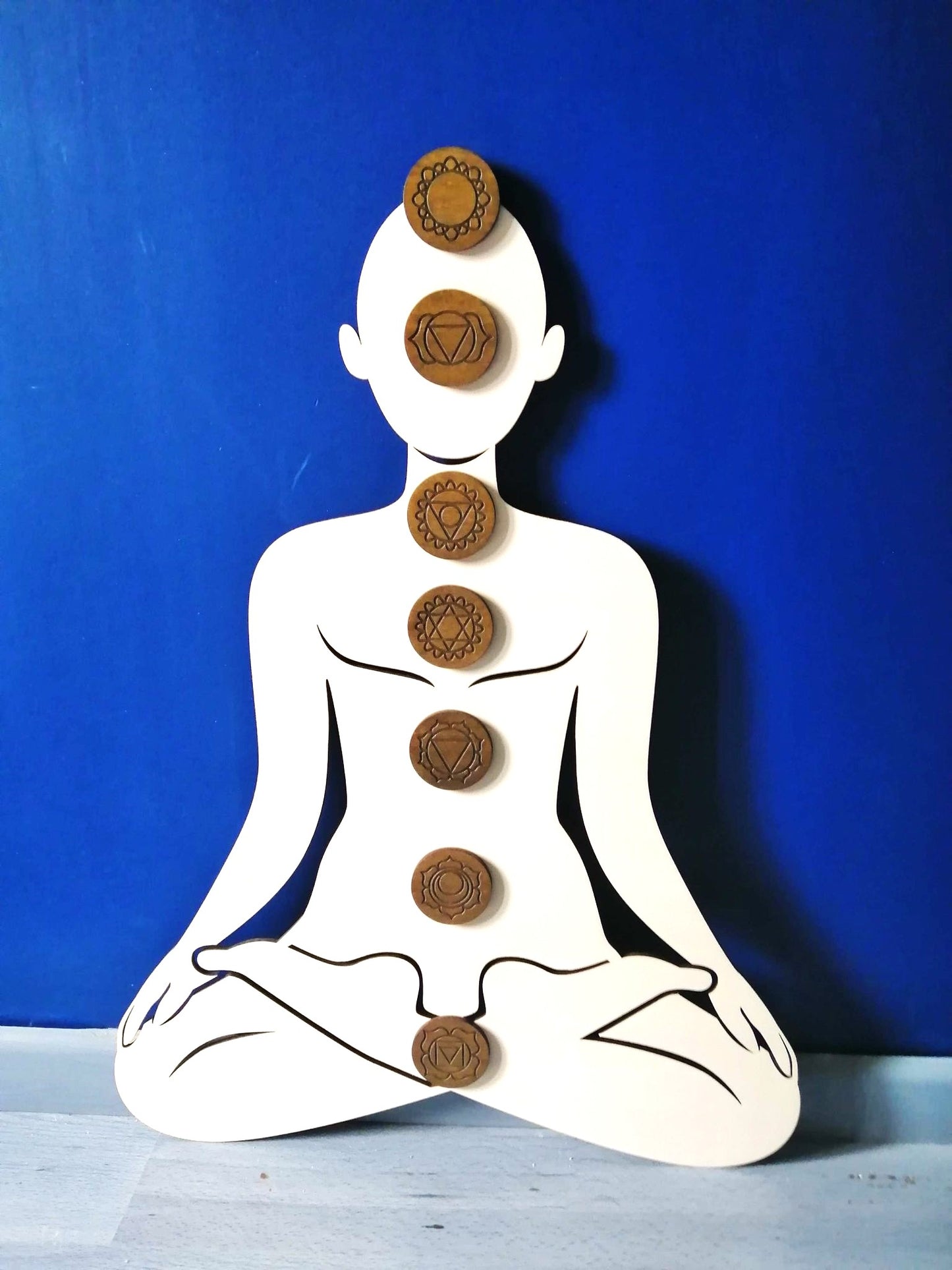 "Décoration Méditation en Bois avec 7 Chakras Gravés - Silhouette de Méditation Assis en Tailleur"