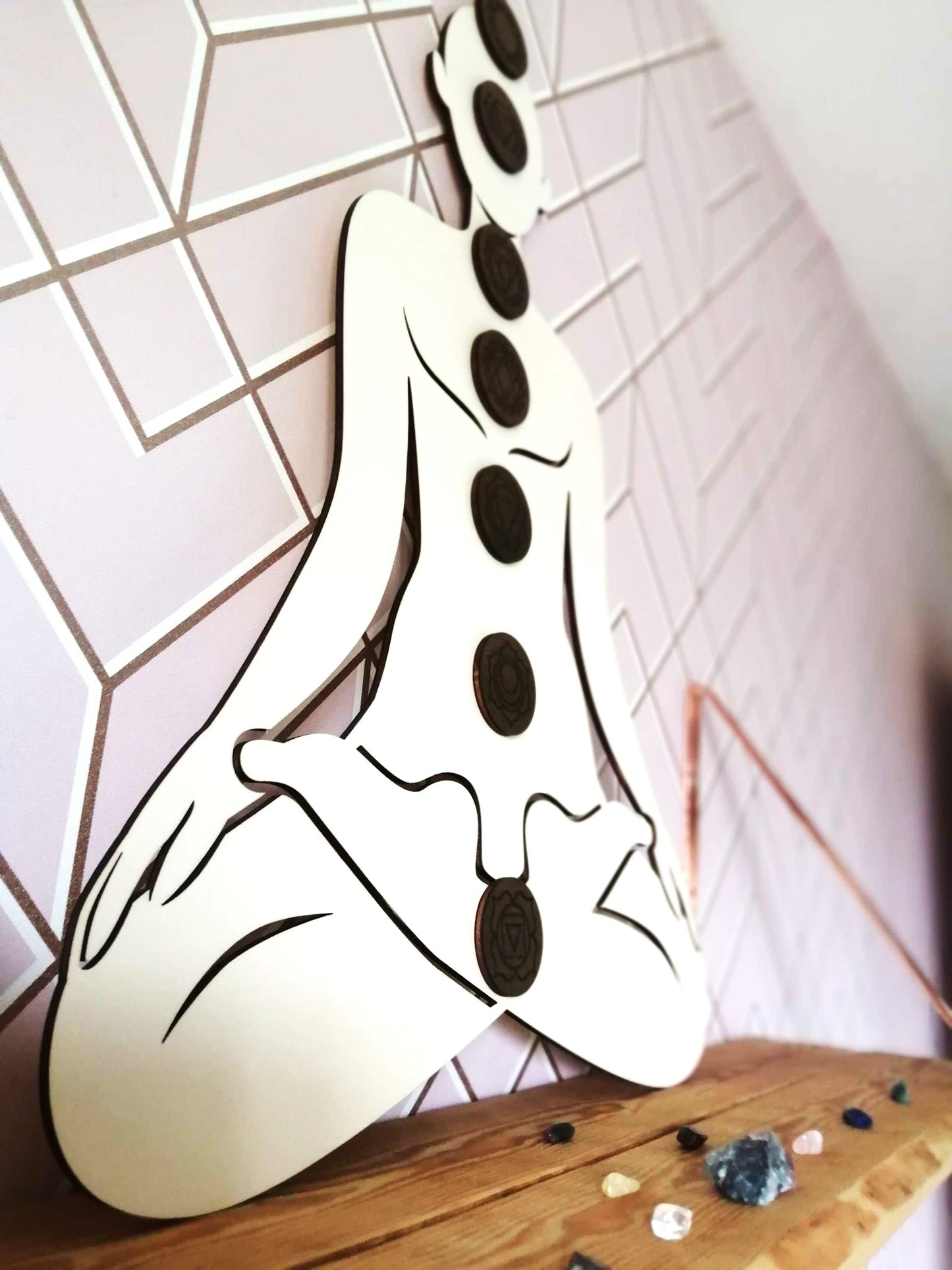 "Décoration Méditation en Bois avec 7 Chakras Gravés - Silhouette de Méditation Assis en Tailleur"