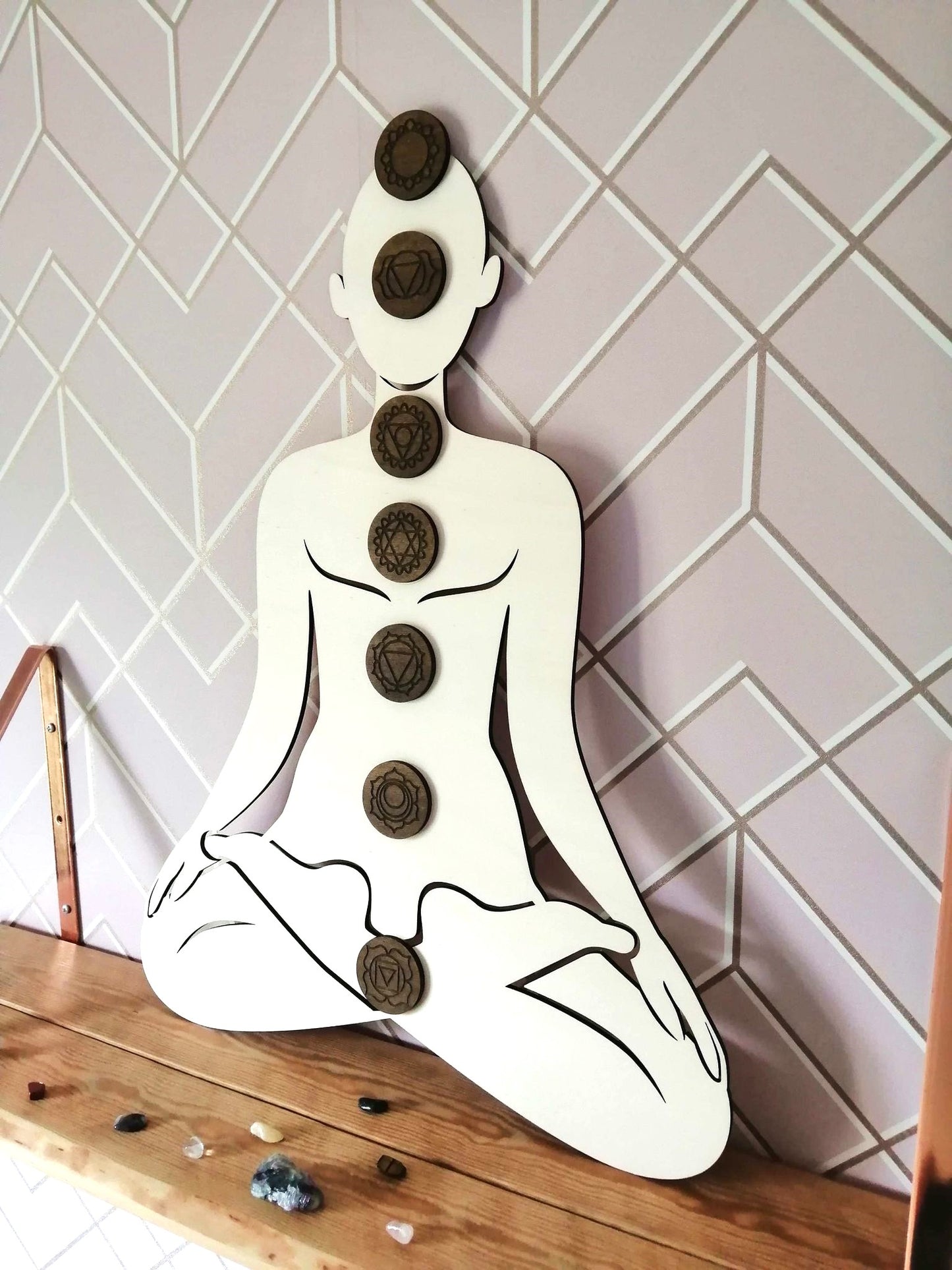 "Décoration Méditation en Bois avec 7 Chakras Gravés - Silhouette de Méditation Assis en Tailleur"