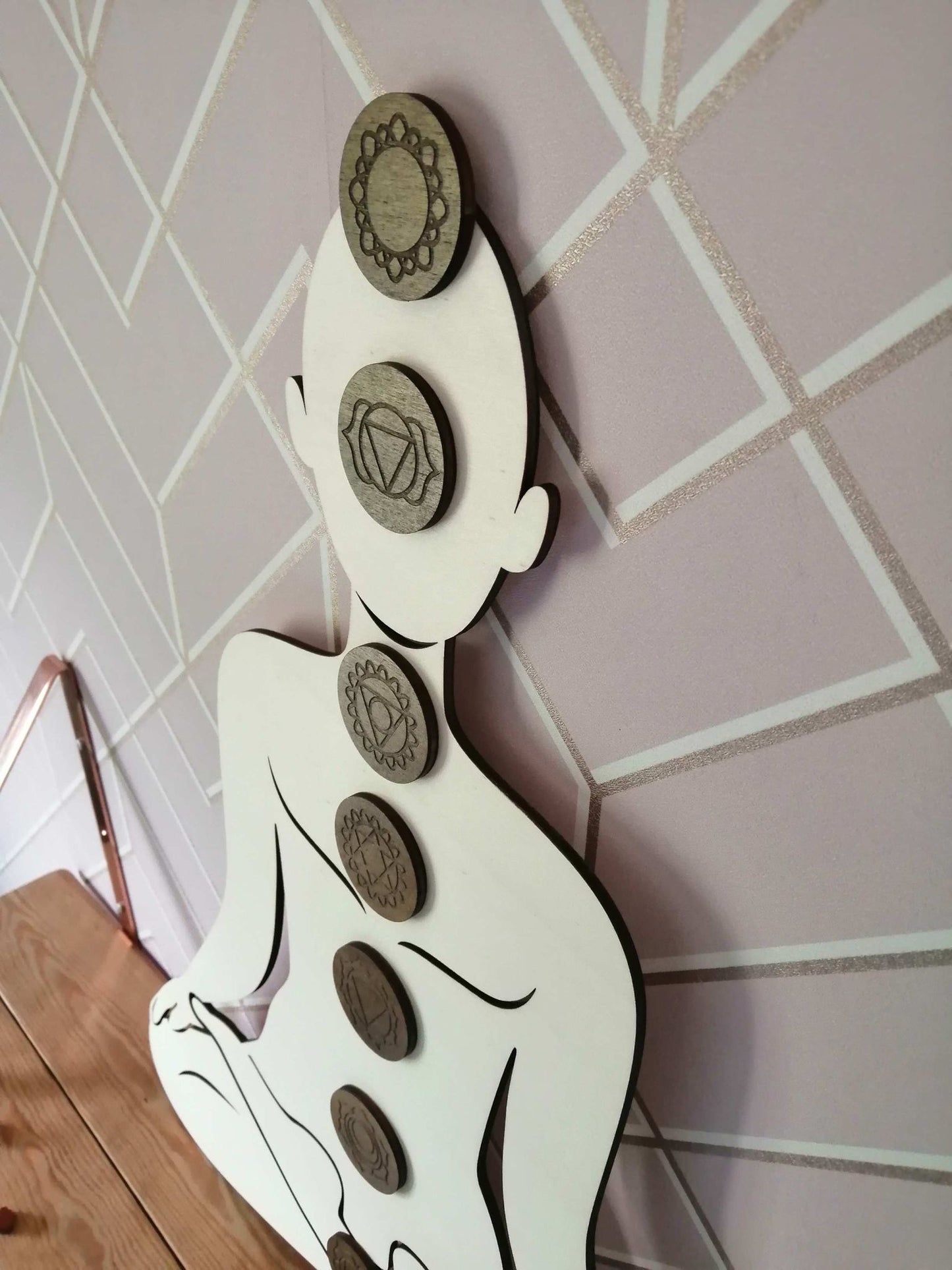 "Décoration Méditation en Bois avec 7 Chakras Gravés - Silhouette de Méditation Assis en Tailleur"