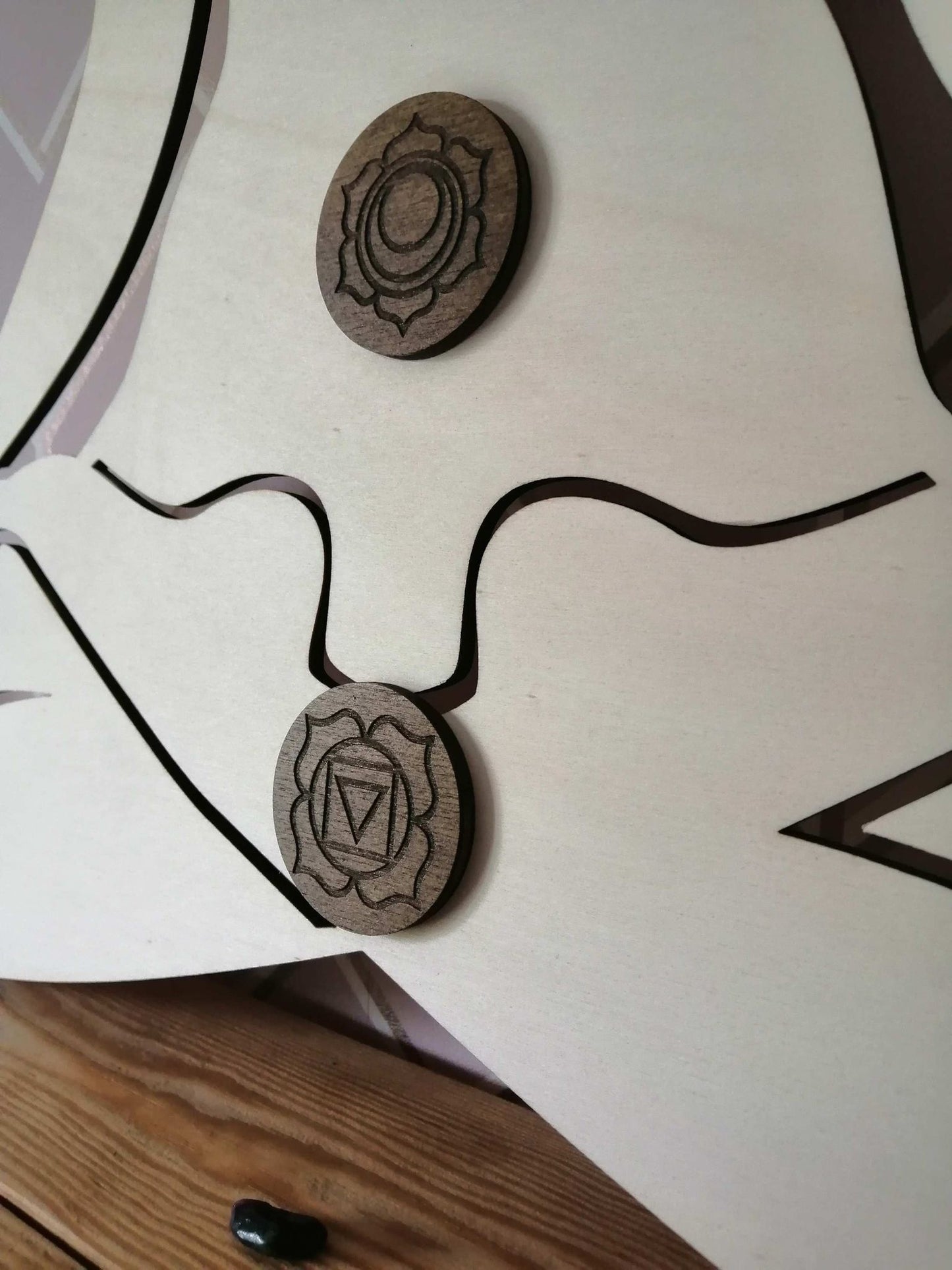 "Décoration Méditation en Bois avec 7 Chakras Gravés - Silhouette de Méditation Assis en Tailleur"