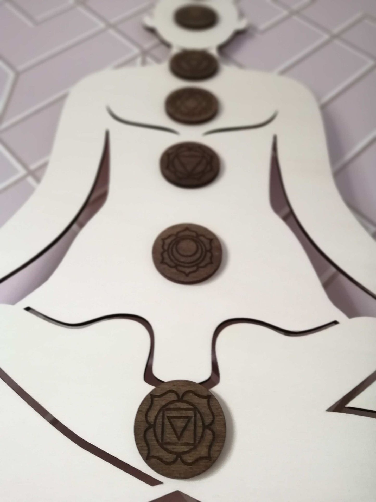 "Décoration Méditation en Bois avec 7 Chakras Gravés - Silhouette de Méditation Assis en Tailleur"