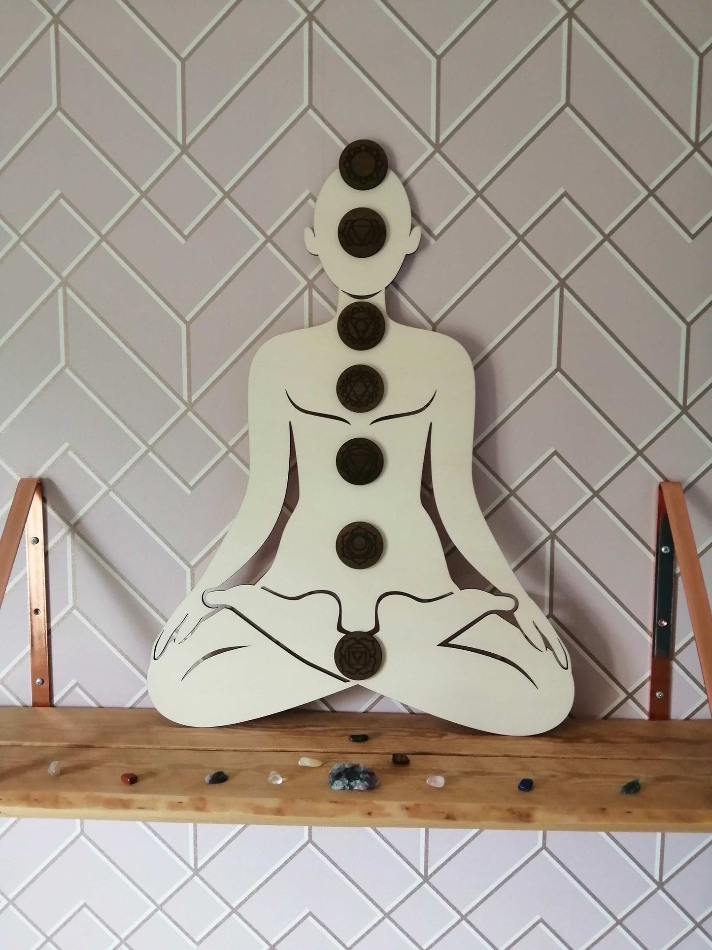 "Décoration Méditation en Bois avec 7 Chakras Gravés - Silhouette de Méditation Assis en Tailleur"