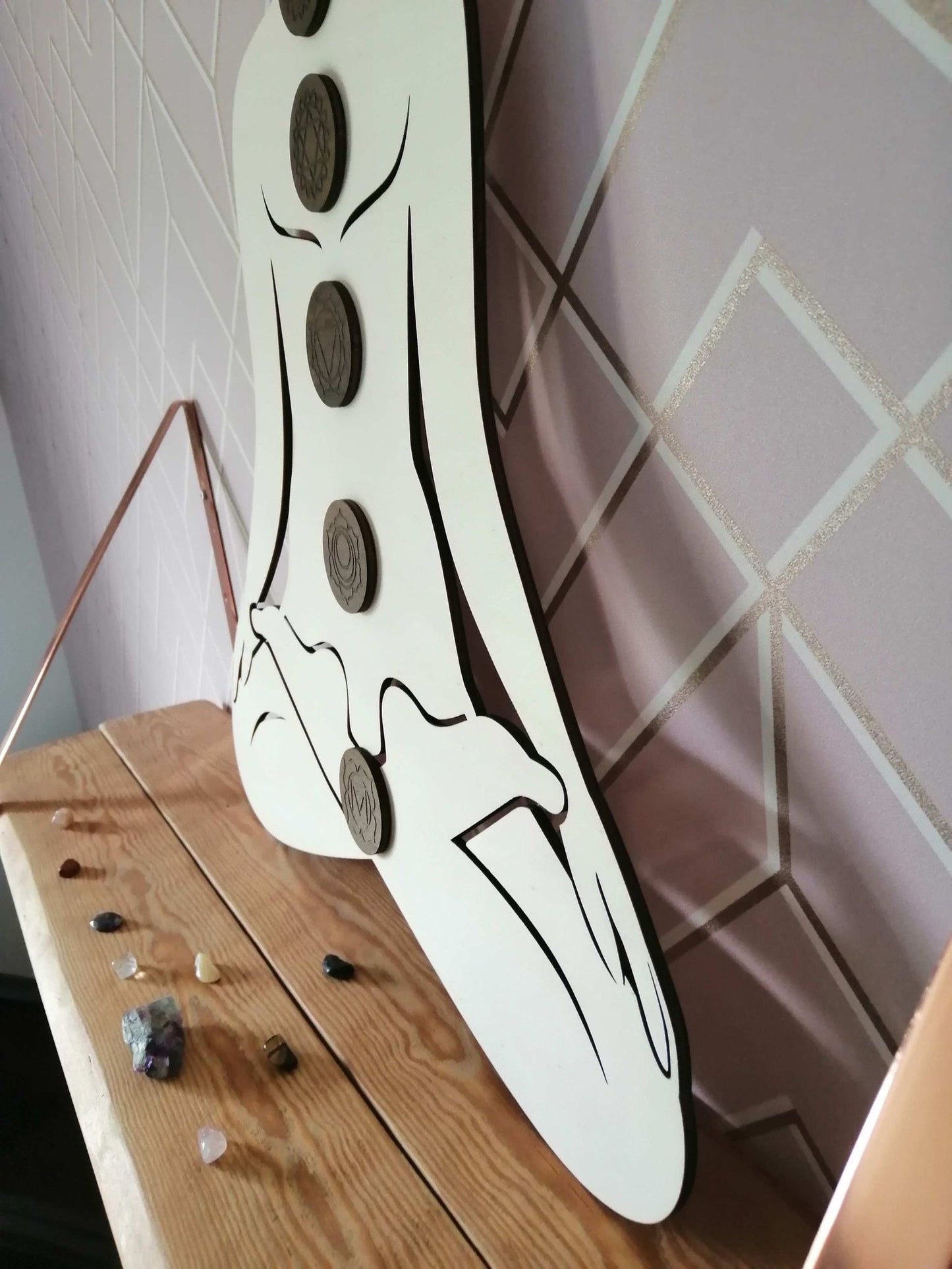 "Décoration Méditation en Bois avec 7 Chakras Gravés - Silhouette de Méditation Assis en Tailleur"