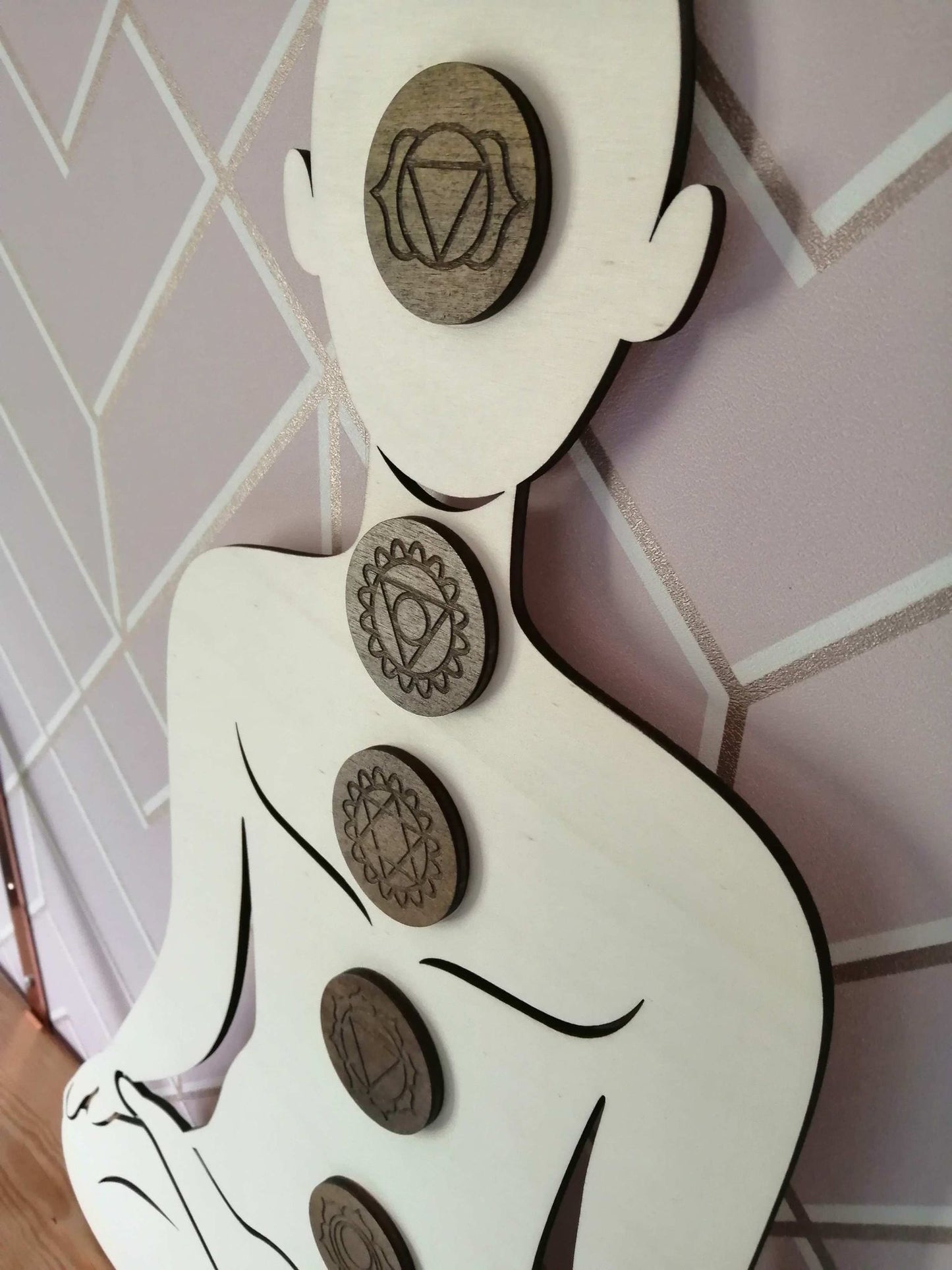 "Décoration Méditation en Bois avec 7 Chakras Gravés - Silhouette de Méditation Assis en Tailleur"