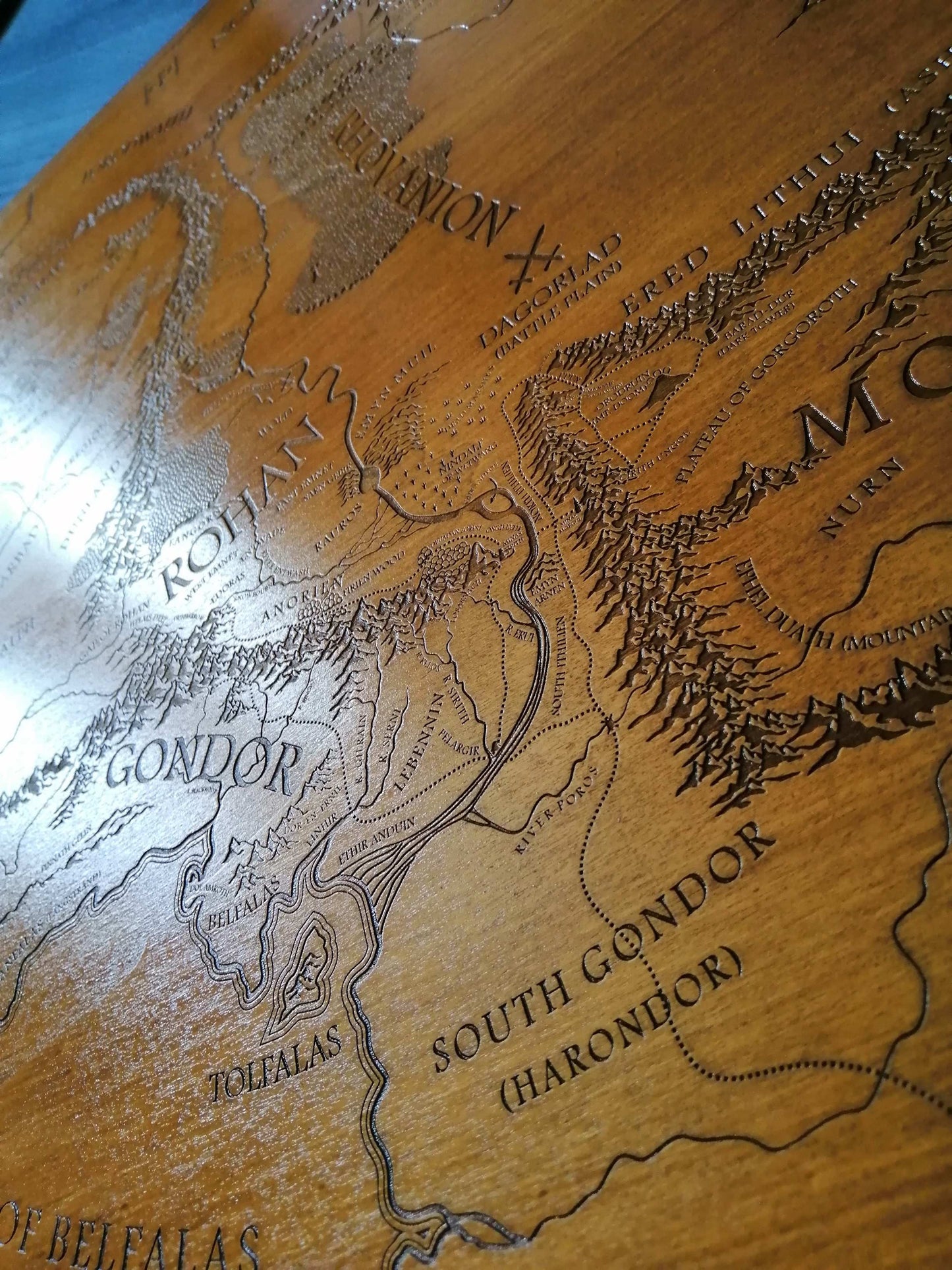 🗺️ Carte du Mordor Gravée en Bois d’un Monde de Fantasy – Décoration Artisanale Unique