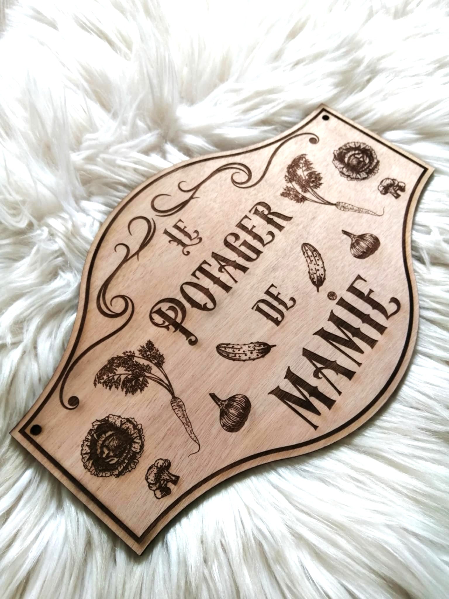 Détail de la gravure bois pour jardin Mamie
