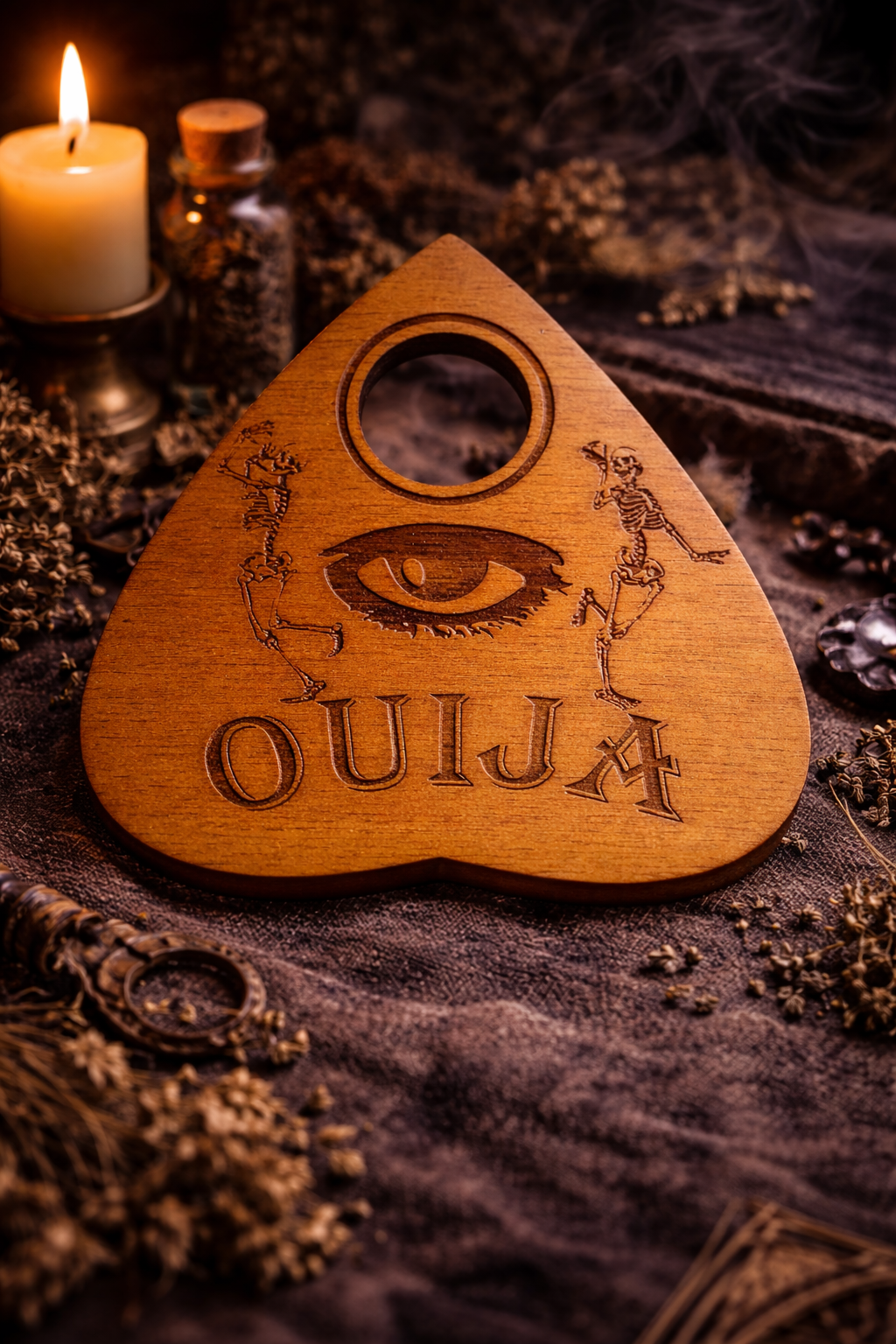 Planchette ouija artisanale en bois gravé, accessoire de spiritisme dans une ambiance witchy avec éléments ésotériques et décoration mystique