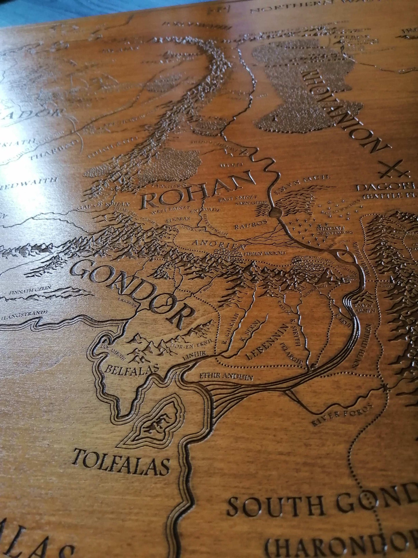 🗺️ Carte du Mordor Gravée en Bois d’un Monde de Fantasy – Décoration Artisanale Unique