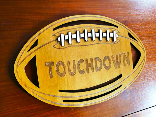 Ballon de football américain en bois gravé et découpé de manière artisanale (49 cm x 31 cm). Cette pièce unique allie l'artisanat traditionnel et la passion pour le football américain et la NFL. Un choix parfait pour les amateurs de sport et de décoration authentique. Personnalisation disponible pour ajouter un prénom, une date ou un logo d'équipe. Un objet unique pour les passionnés