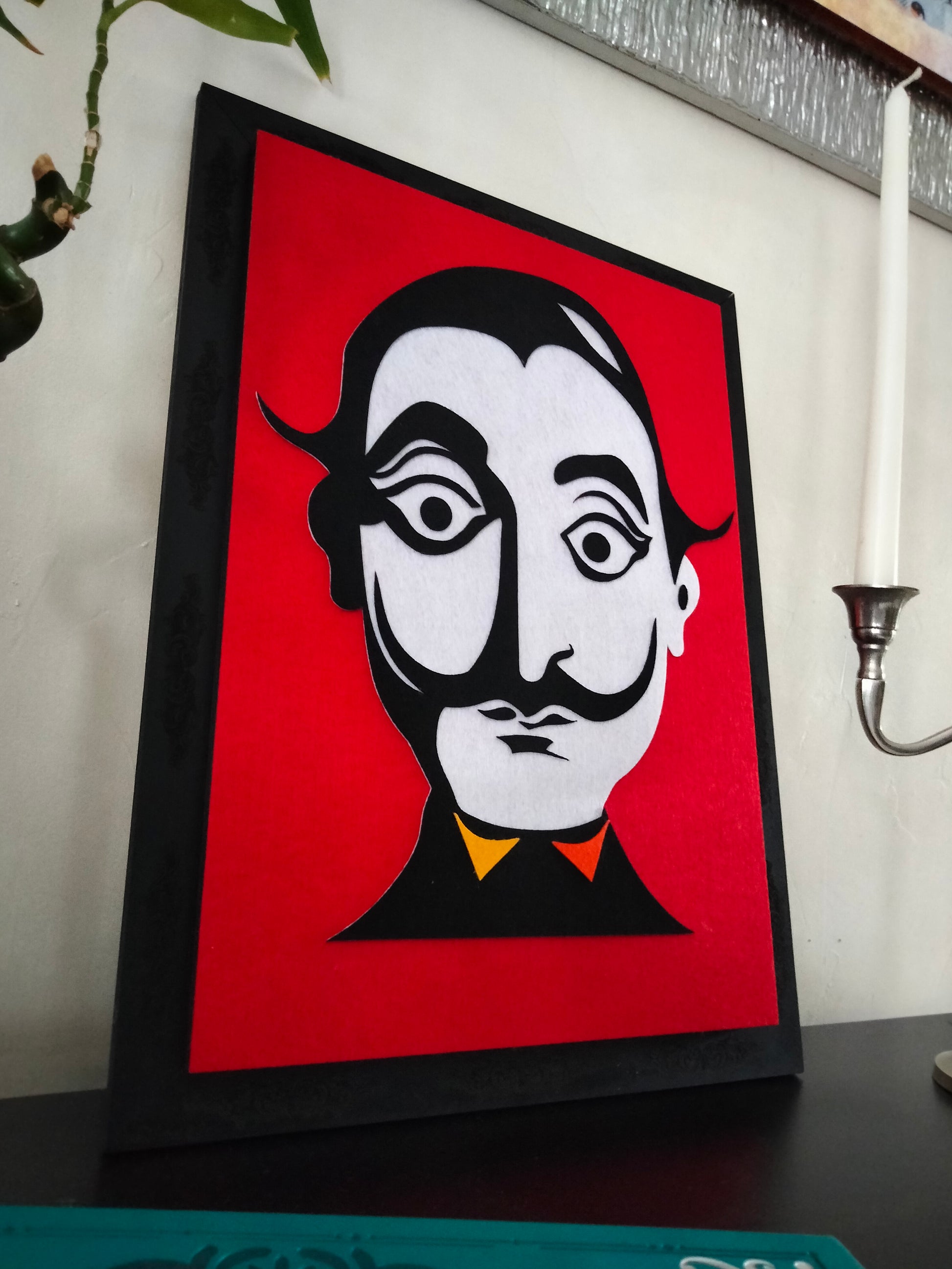 Tableau artistique Dali fond rouge cadre noir gravé