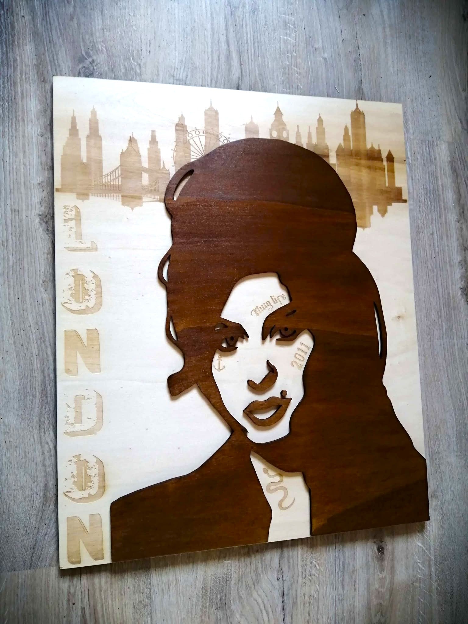 Tableau Amy Winehouse en bois gravé et découpé - Art mural pop art et street art - Idéal pour une décoration musicale et vintage