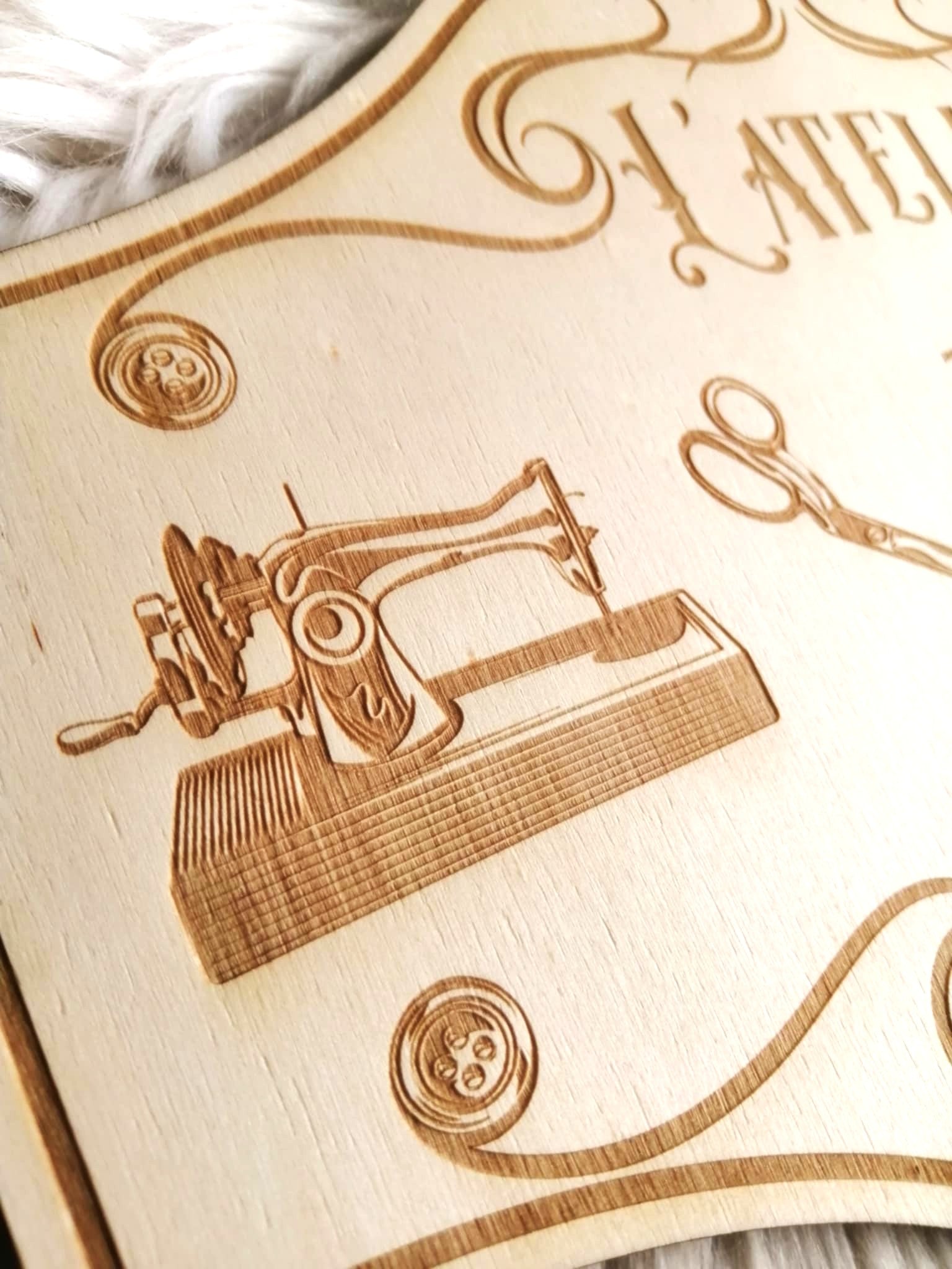 Détail de la gravure laser sur pancarte bois couture vintage