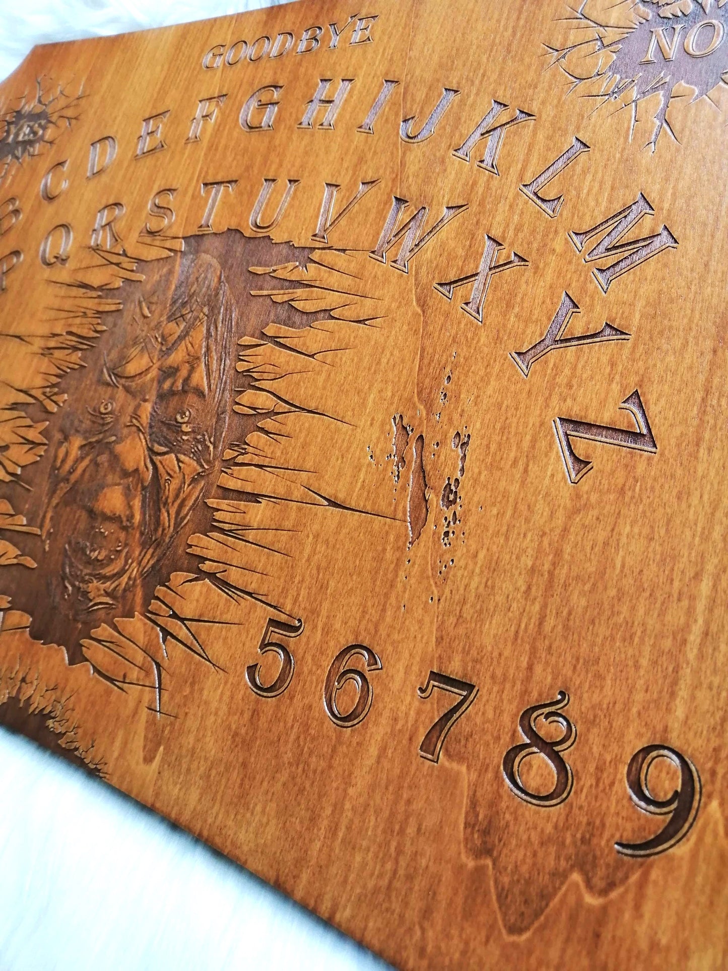Planche Ouija Artisanale Bois – Ouija Board “L’Exorciste” Grand Format – Spirit Board Gravé – Décoration Ésotérique Unique
