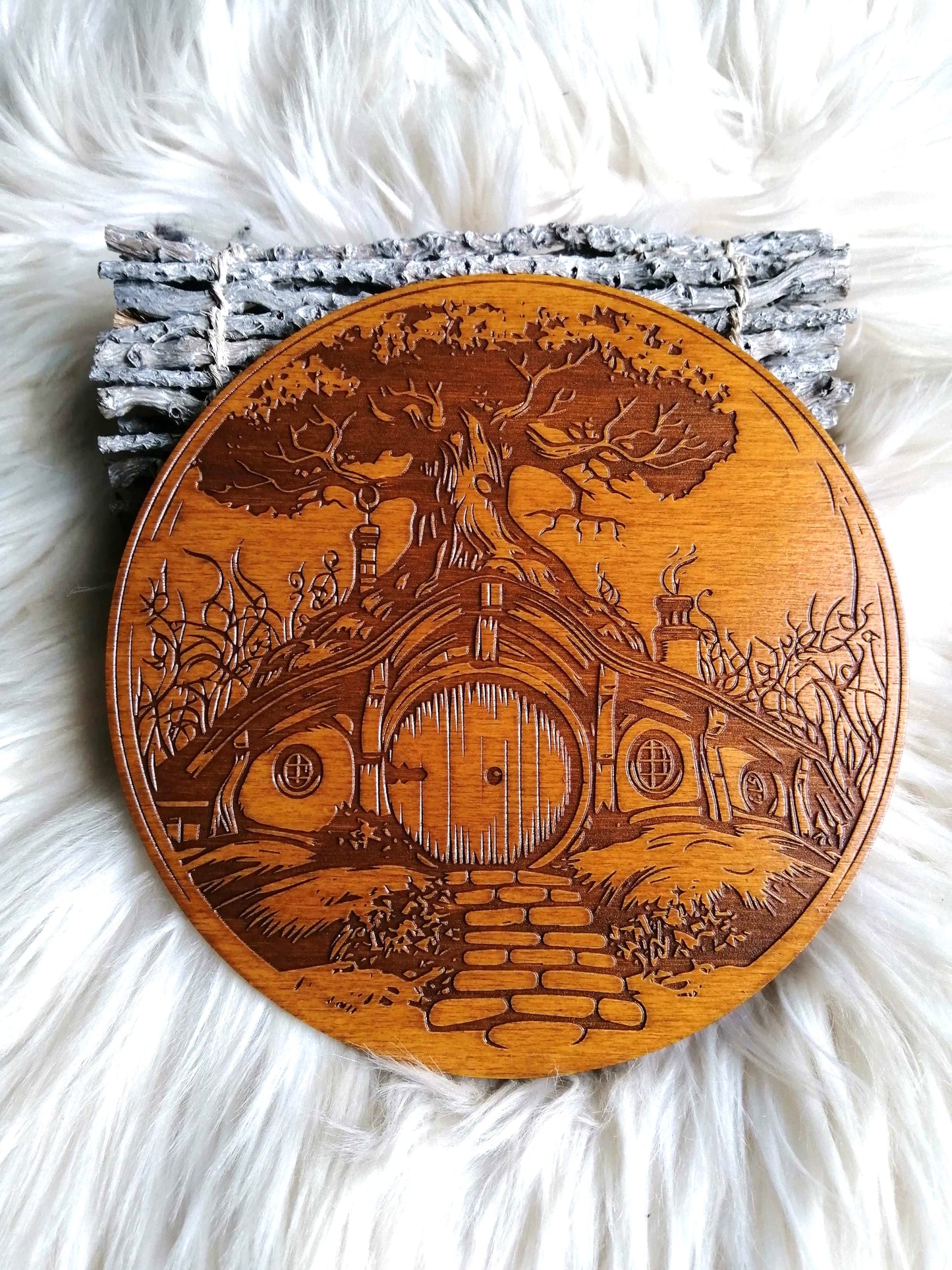 Maison hobbit bois gravé décoration murale