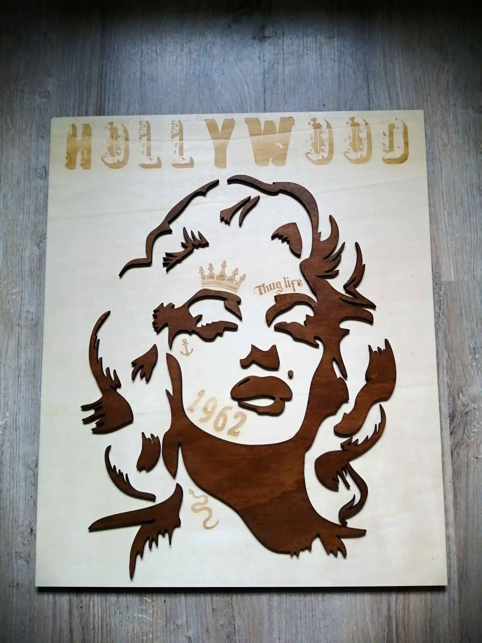 Gravure sur bois de Marilyn Monroe - Art glamour vintage, portrait iconique de l’actrice légendaire pour une décoration murale élégante et intemporelle."