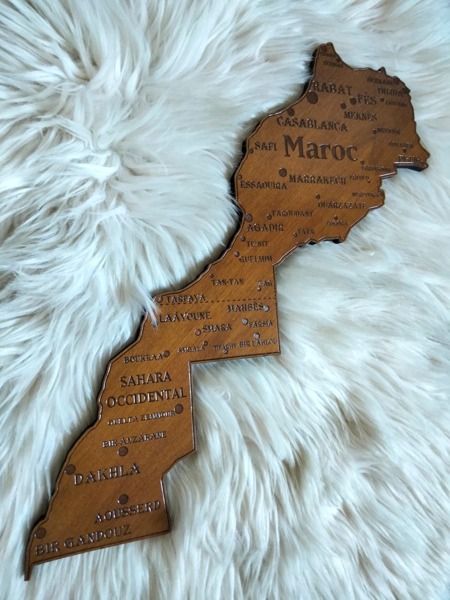 Carte du Maroc en bois gravé style artisanal décoration maison