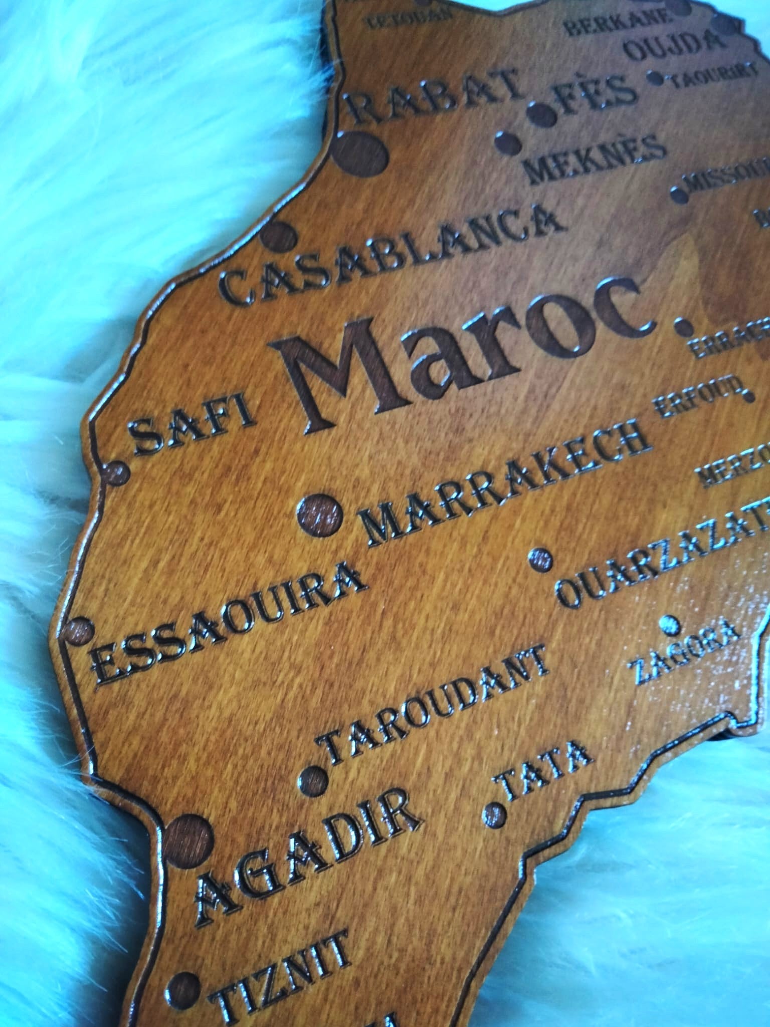 Carte du Maroc en bois avec gravure détaillée des villes marocaines