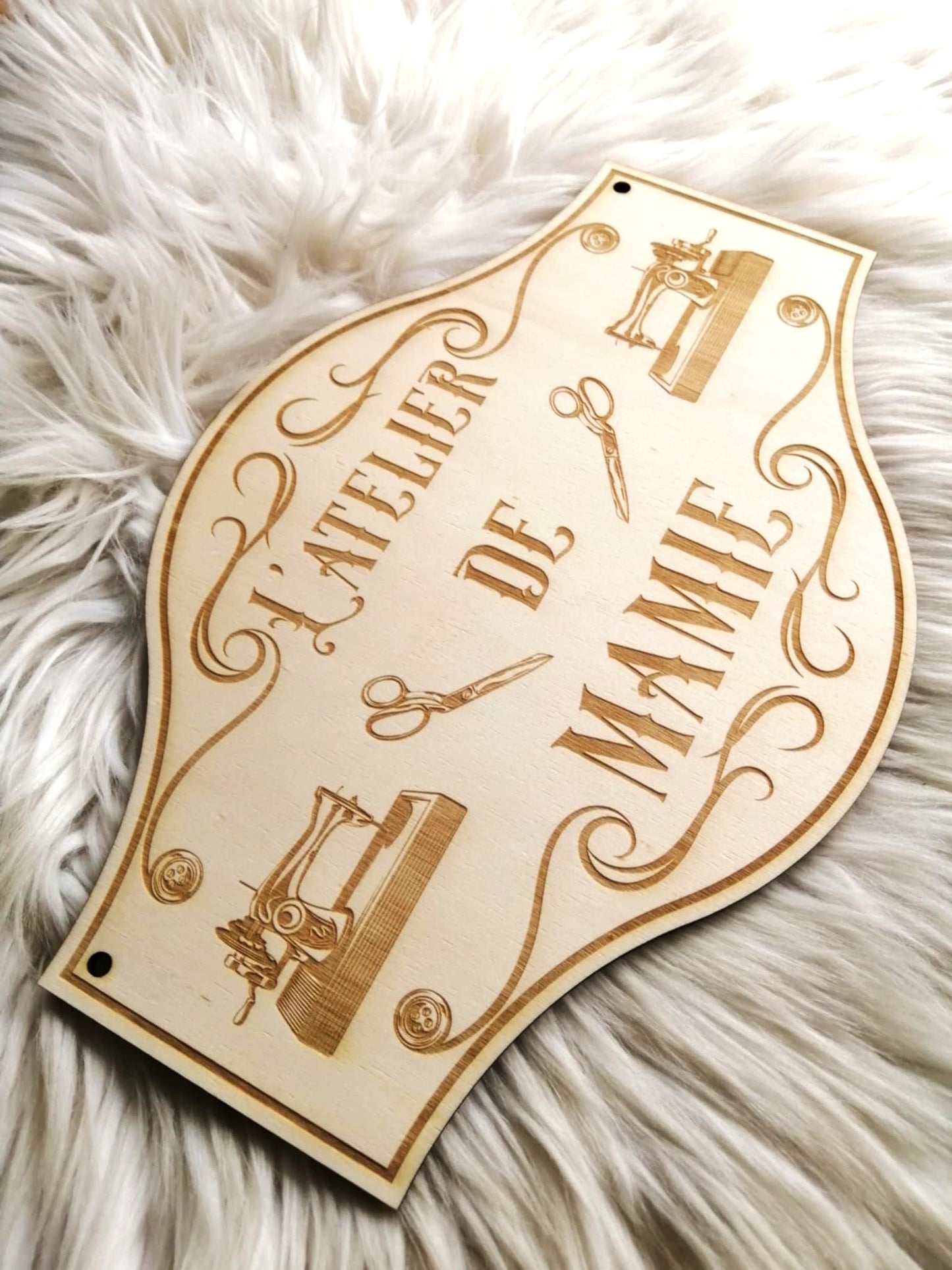 Pancarte personnalisée en bois L’Atelier de Mamie avec motifs couture