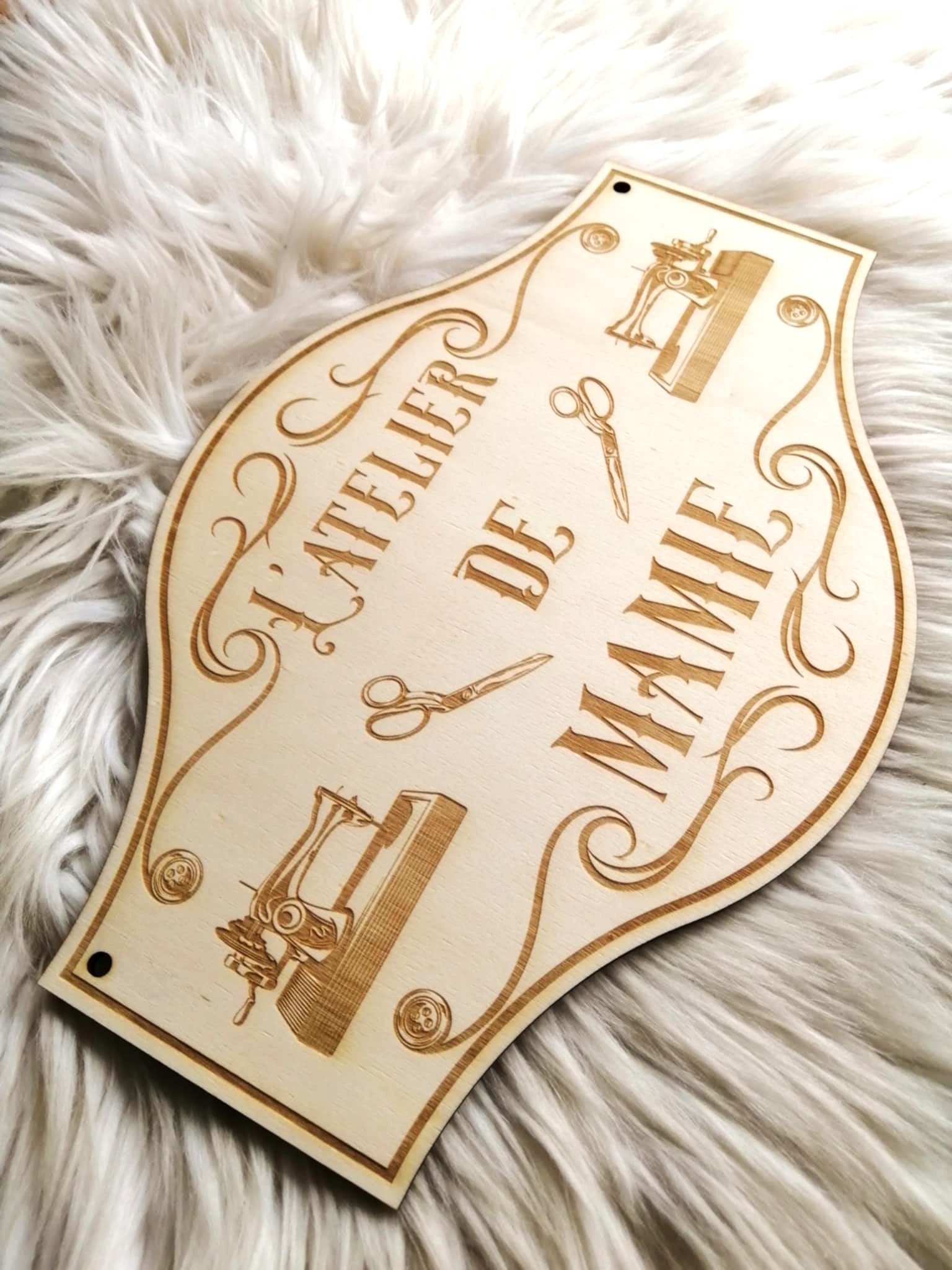 Pancarte personnalisée en bois L’Atelier de Mamie avec motifs couture