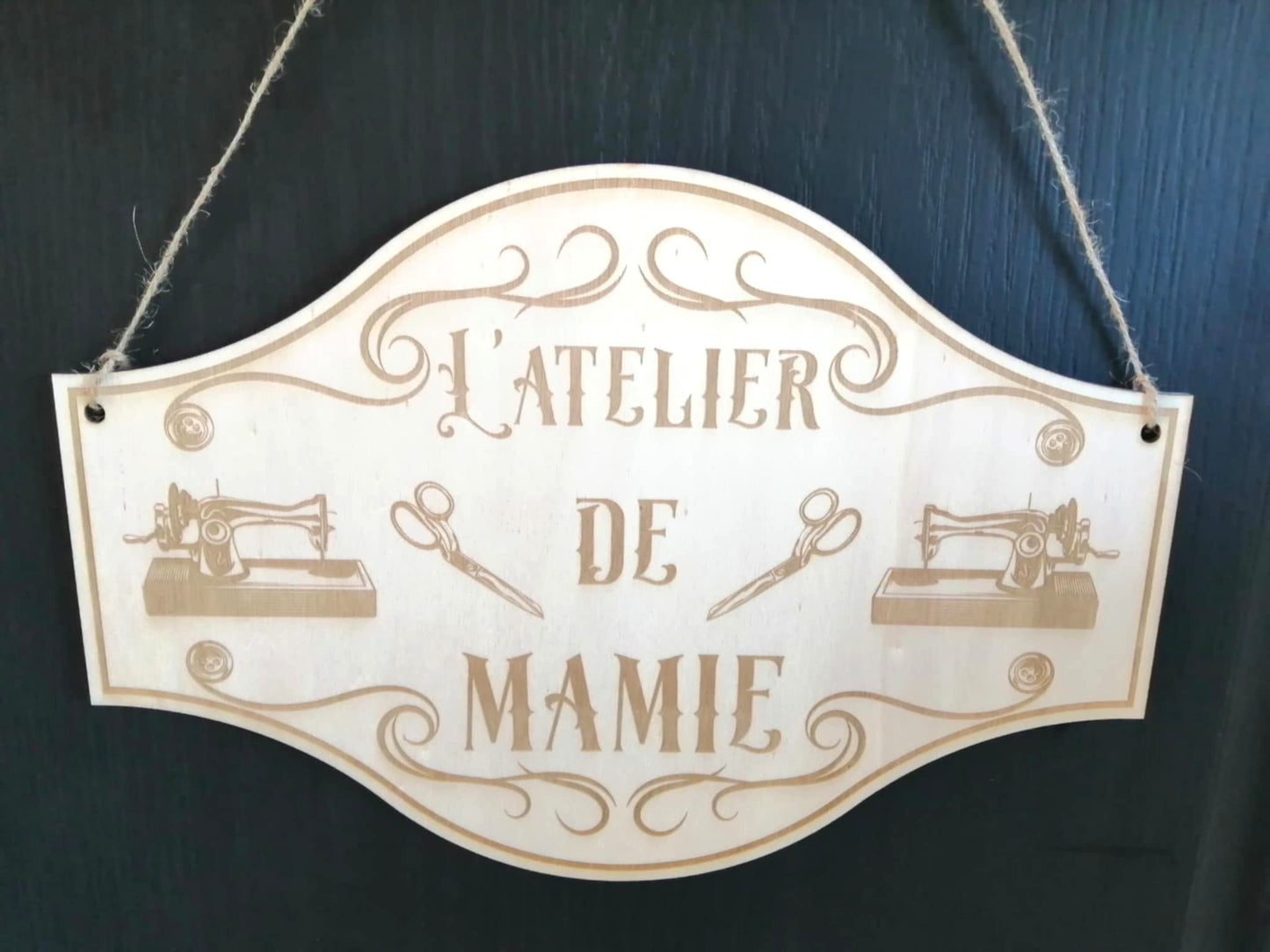 Pancarte en bois gravée à la main pour atelier de couture personnalisé