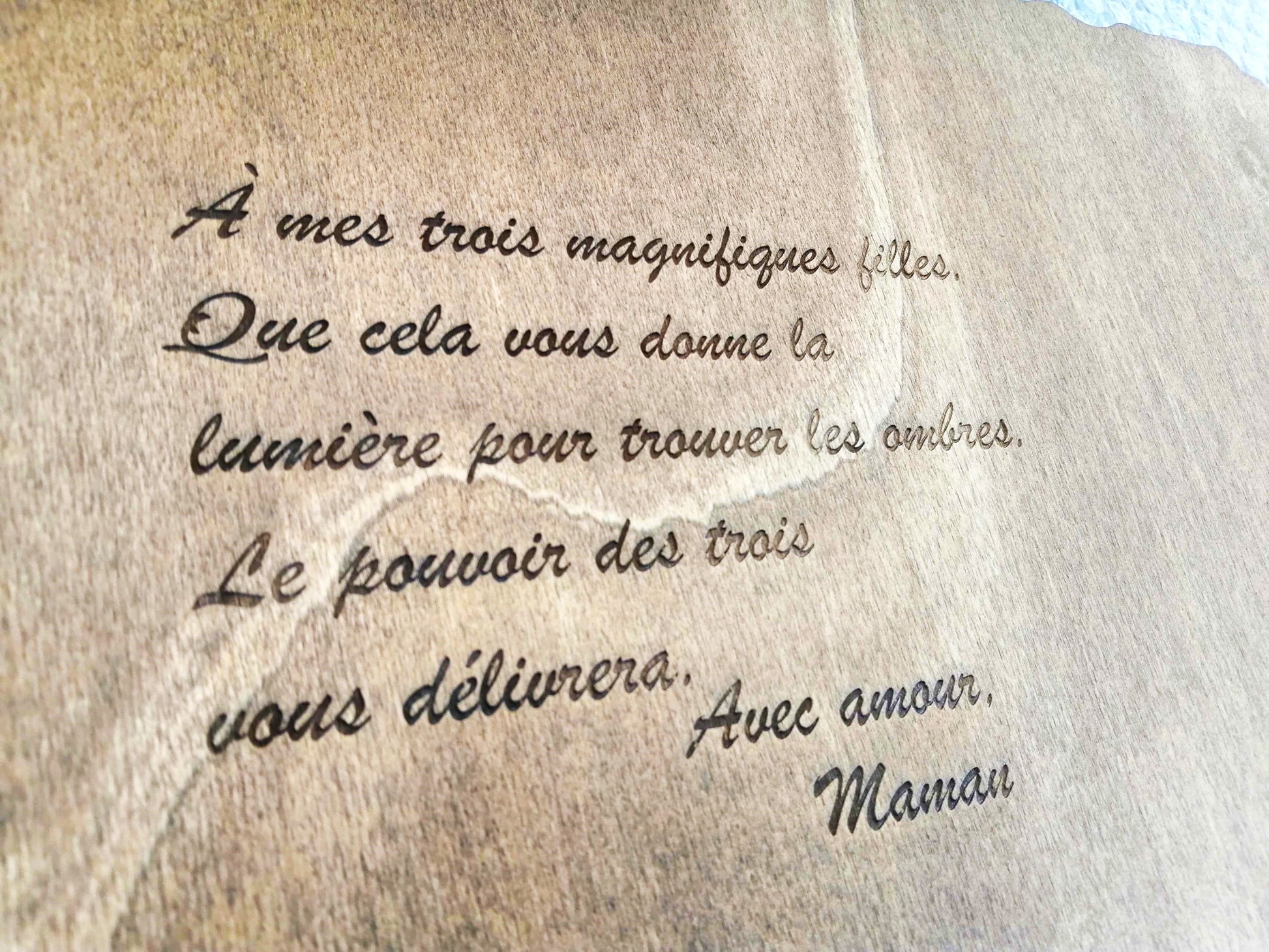 Ambiance de séance de spiritisme avec la planche Ouija Charmed en bois gravé
