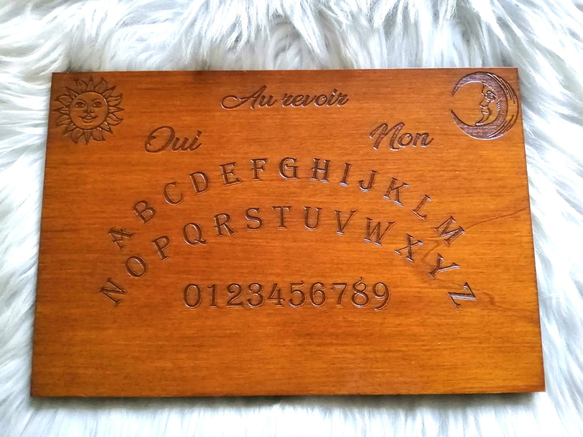 Planche Ouija Classique en bois gravé – Accessoire ésotérique pour spiritisme et connexion avec l’au-delà.