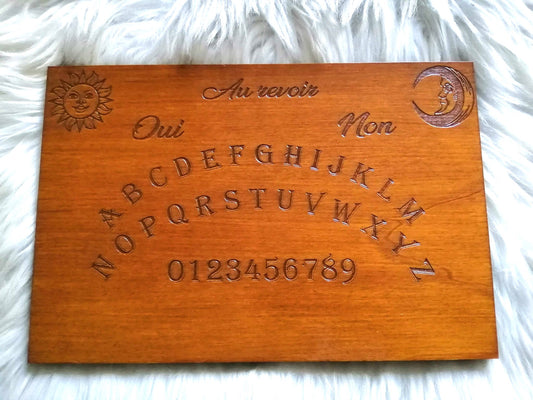 Planche Ouija Classique en bois gravé – Accessoire ésotérique pour spiritisme et connexion avec l’au-delà.