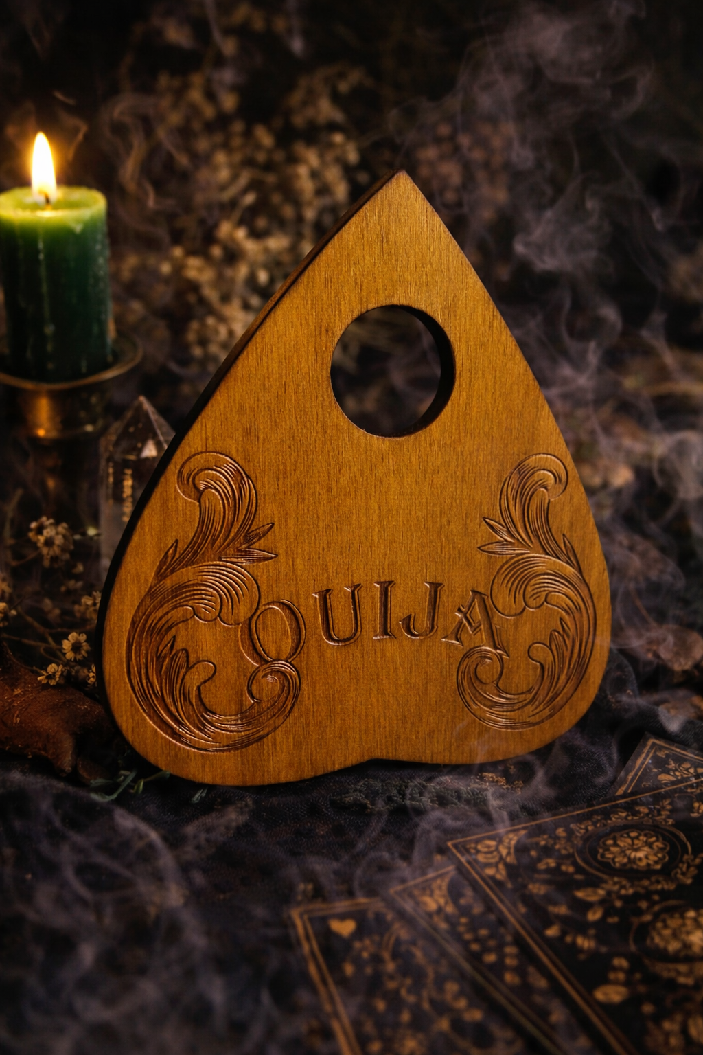 Planchette ouija en bois naturel gravé à la main, utilisée pour la divination, mise en scène dans un univers occult et décoration ésotérique