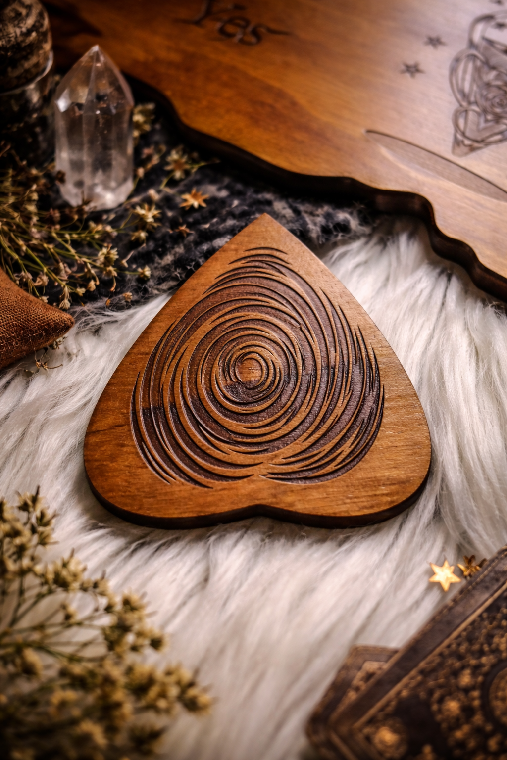 Planchette ouija en bois gravé style occult, objet de divination dans une ambiance mystique avec fumée et lumière tamisée