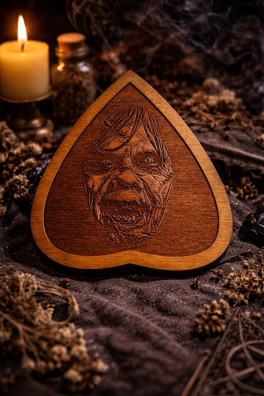 Planchette ouija artisanale bois, accessoire ésotérique pour rituel ou décoration witchy, gravure détaillée et finition naturelle