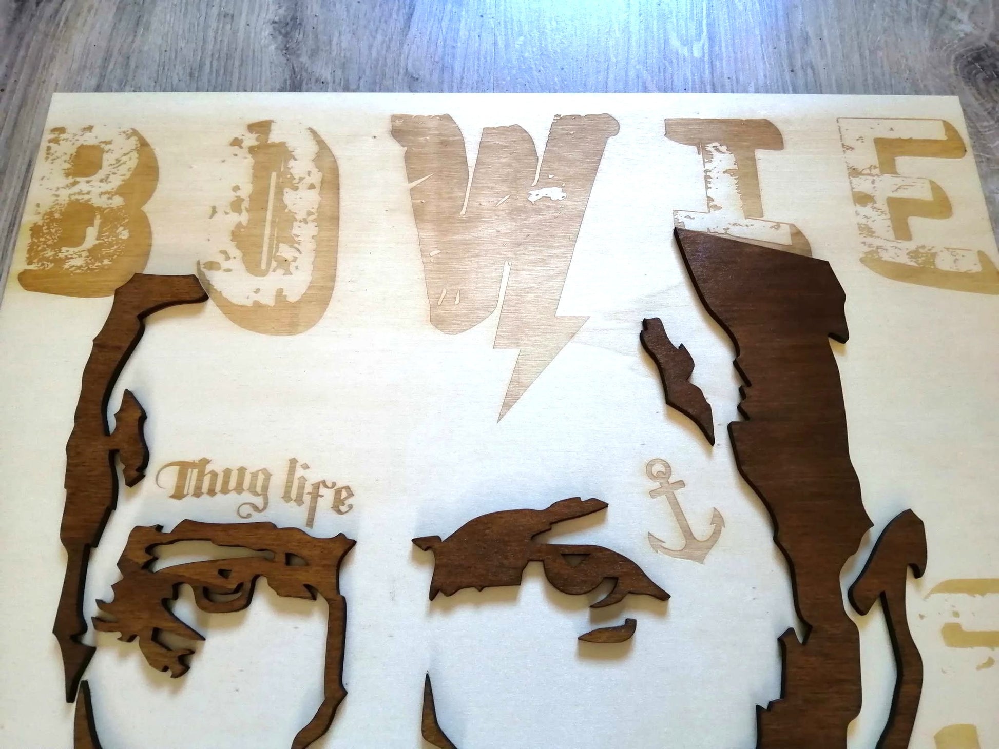 Gravure en bois détaillée de David Bowie - Finition artisanale et relief précis pour une déco originale