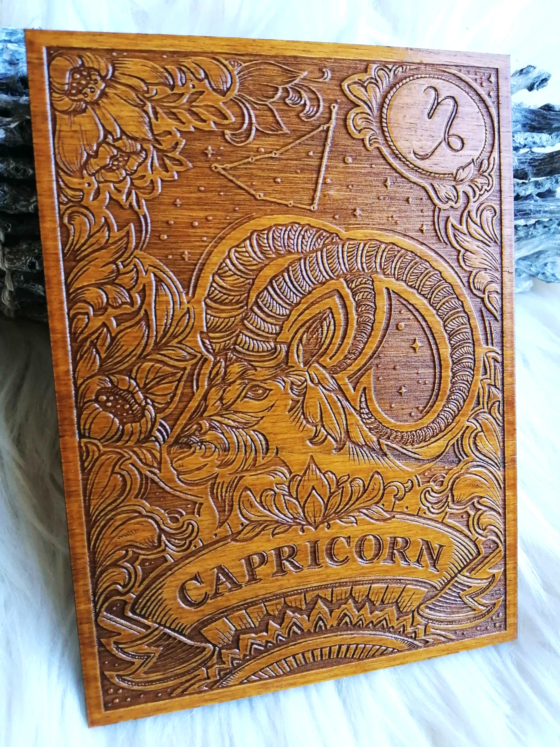 Signe du zodiaque Capricorne en bois gravé décoration astrologique sobre