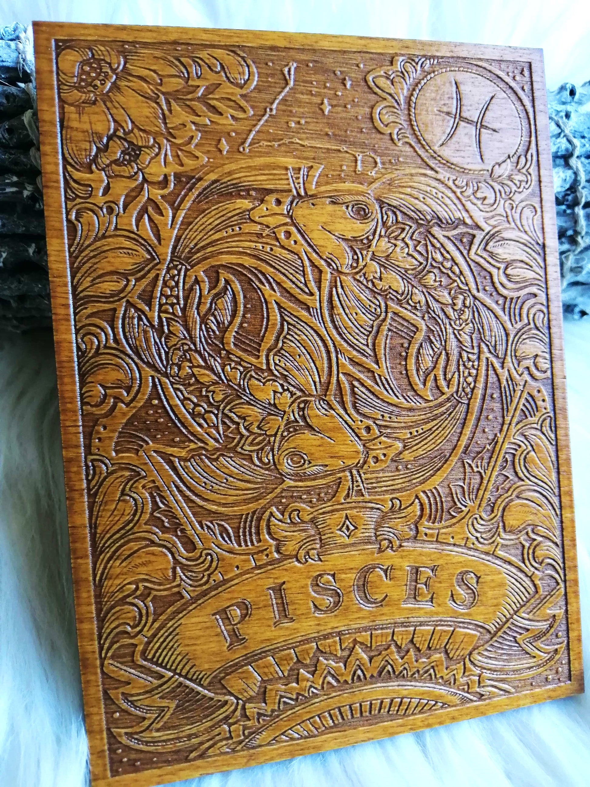 Signe du zodiaque Poissons en bois gravé décoration astrologique intuitive