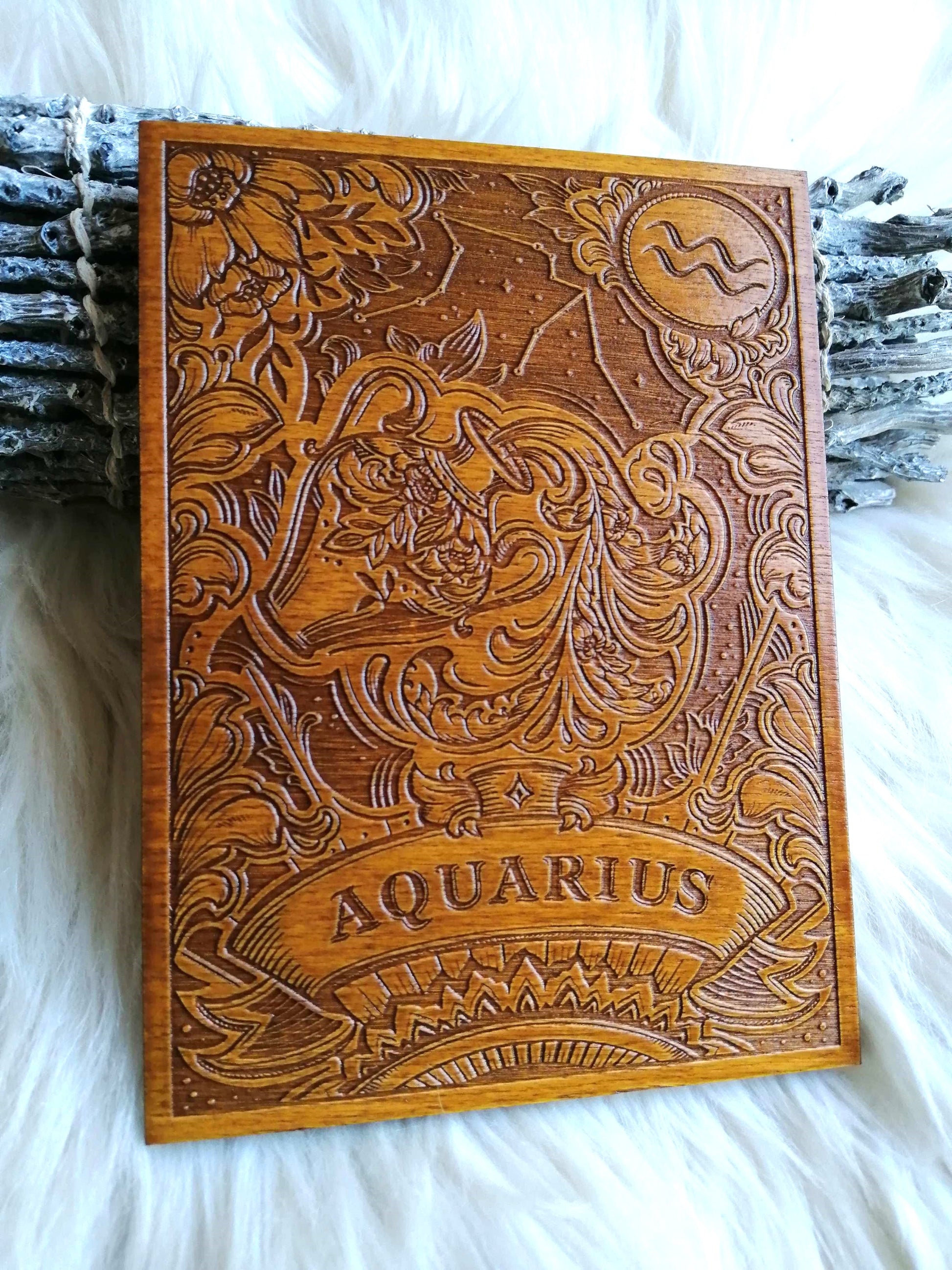 Signe du zodiaque Verseau en bois gravé décoration astrologique moderne