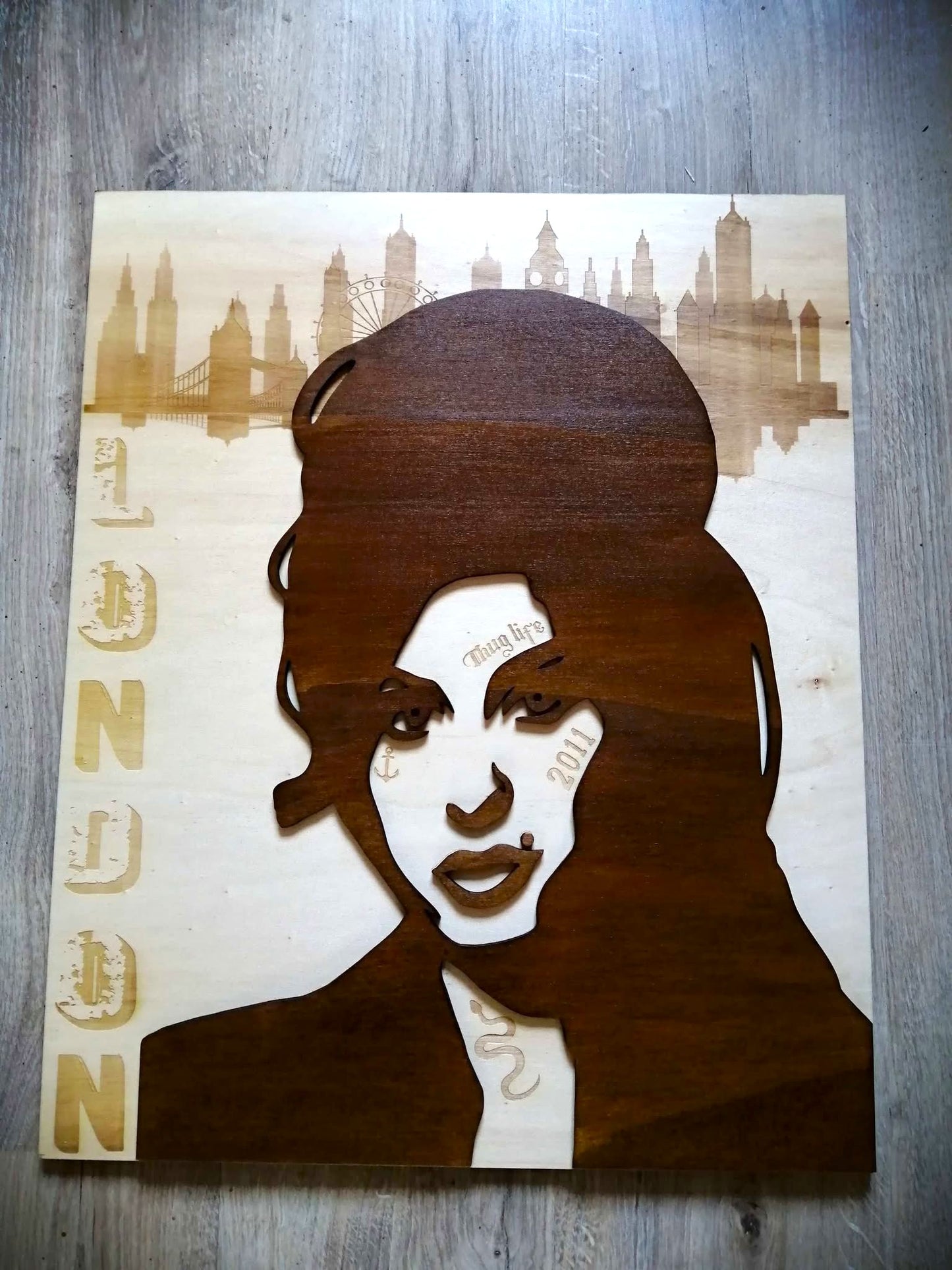 Tableau en bois gravé et découpé représentant Amy Winehouse dans un style pop art et street art – Idéal pour une décoration murale musicale et vintage
