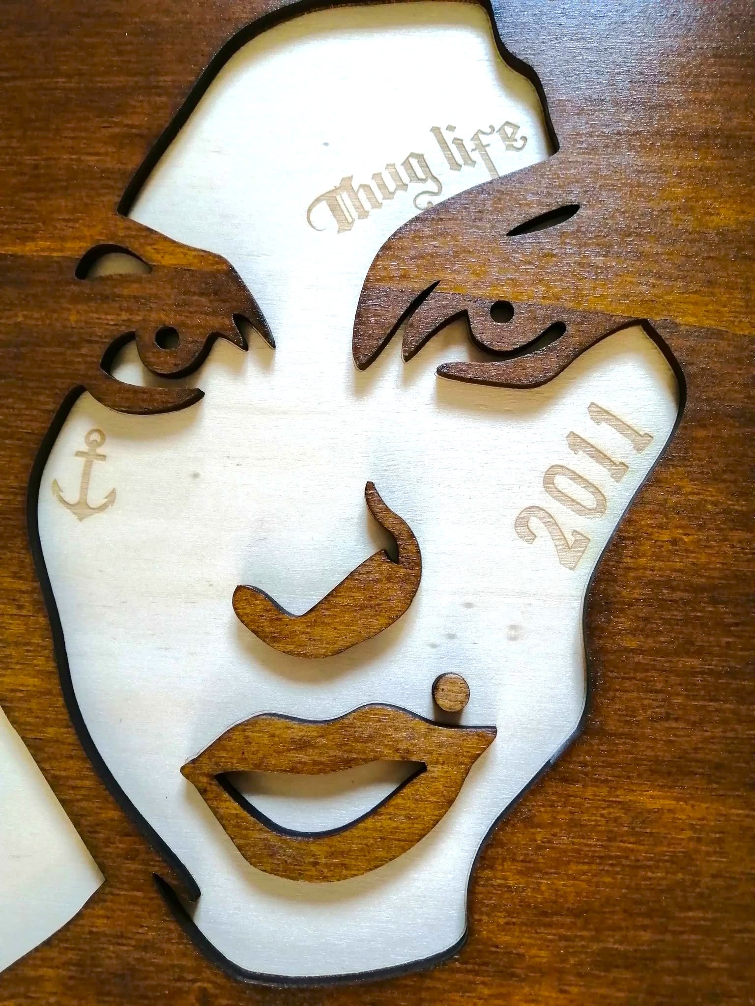 Gravure en bois détaillée d’Amy Winehouse - Artisanat unique pour une déco murale rétro et musicale