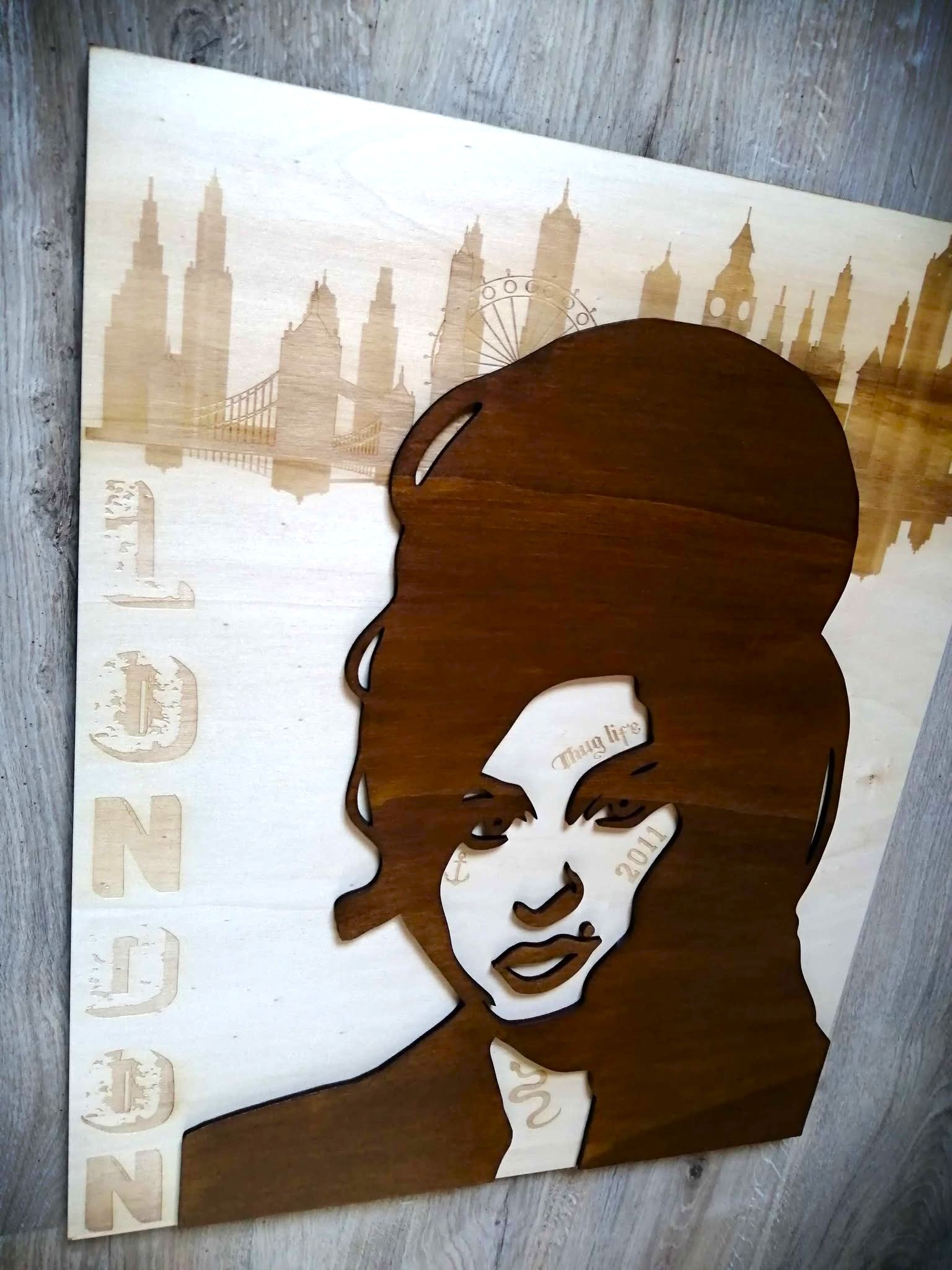 Tableau Amy Winehouse en bois gravé - Art mural inspiré de la pop culture et du street art