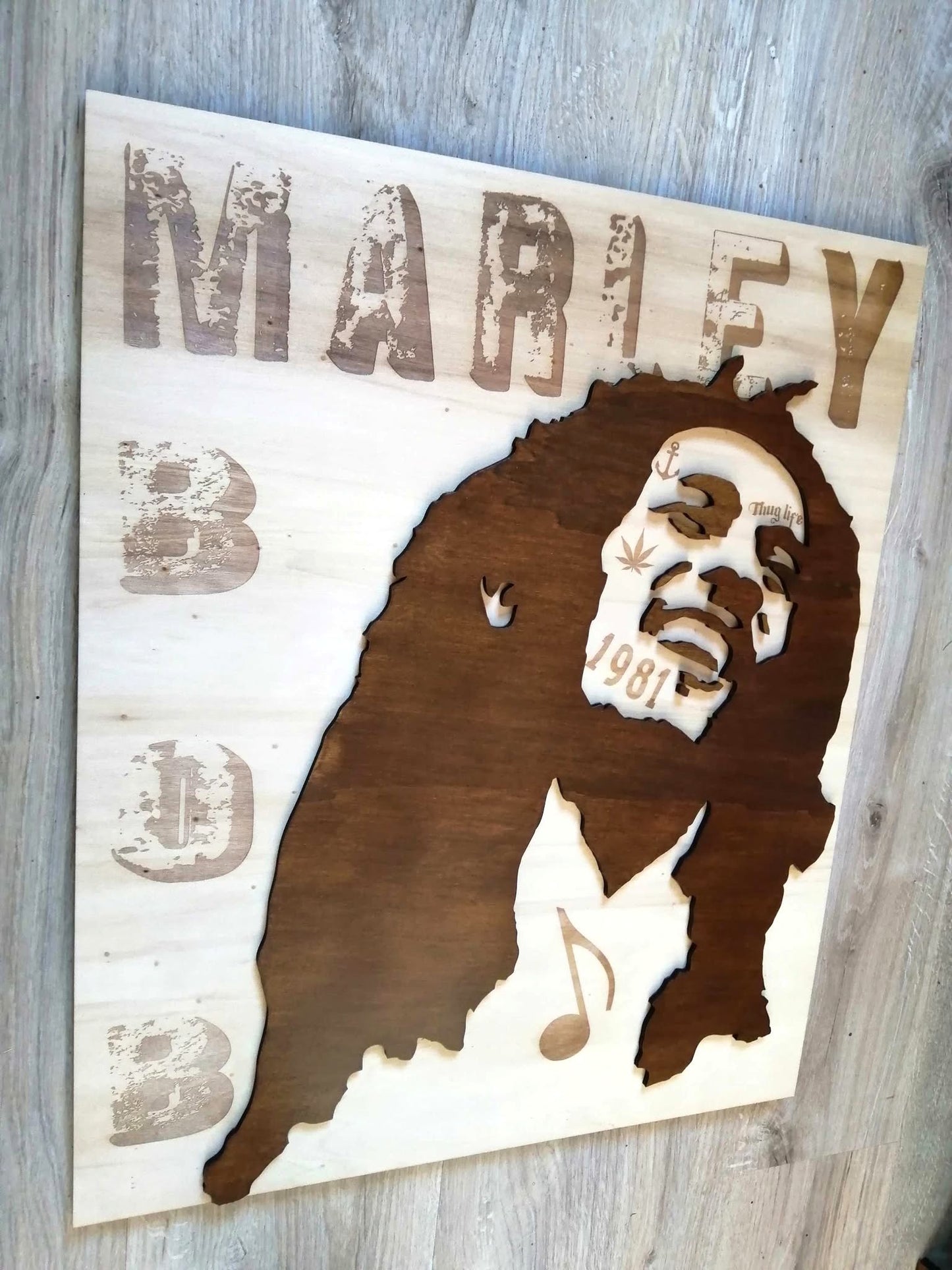 Tableau mural Bob Marley en bois gravé - Idéal pour une décoration reggae et pop culture inspirée des années 70