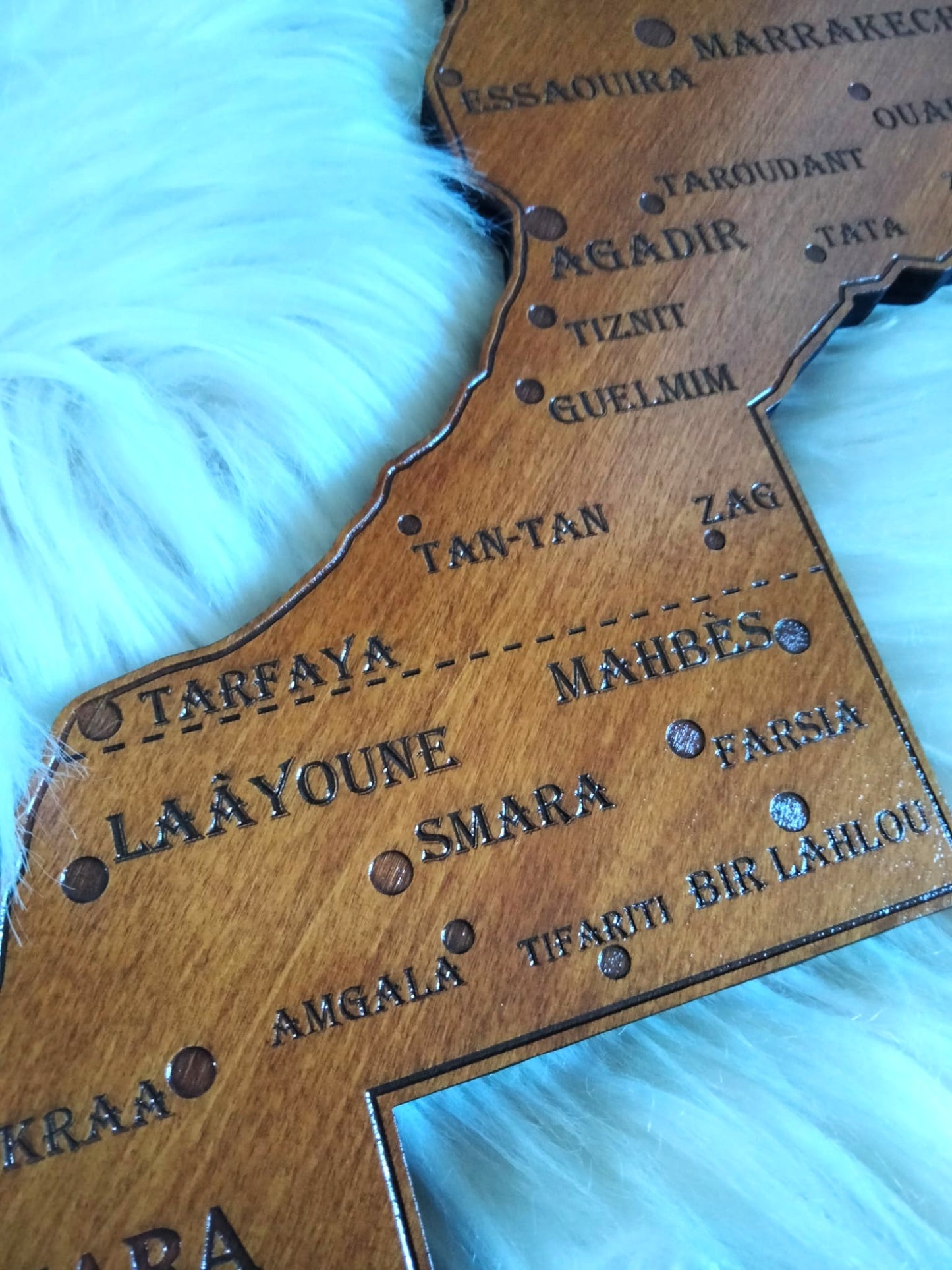 Carte pays Maroc en bois gravé décoration murale originale