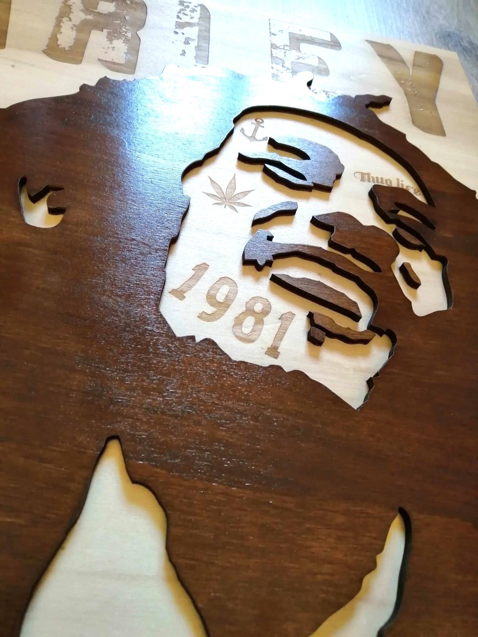 Détail du relief et de la découpe du tableau Bob Marley - Gravure en bois de qualité artisanale