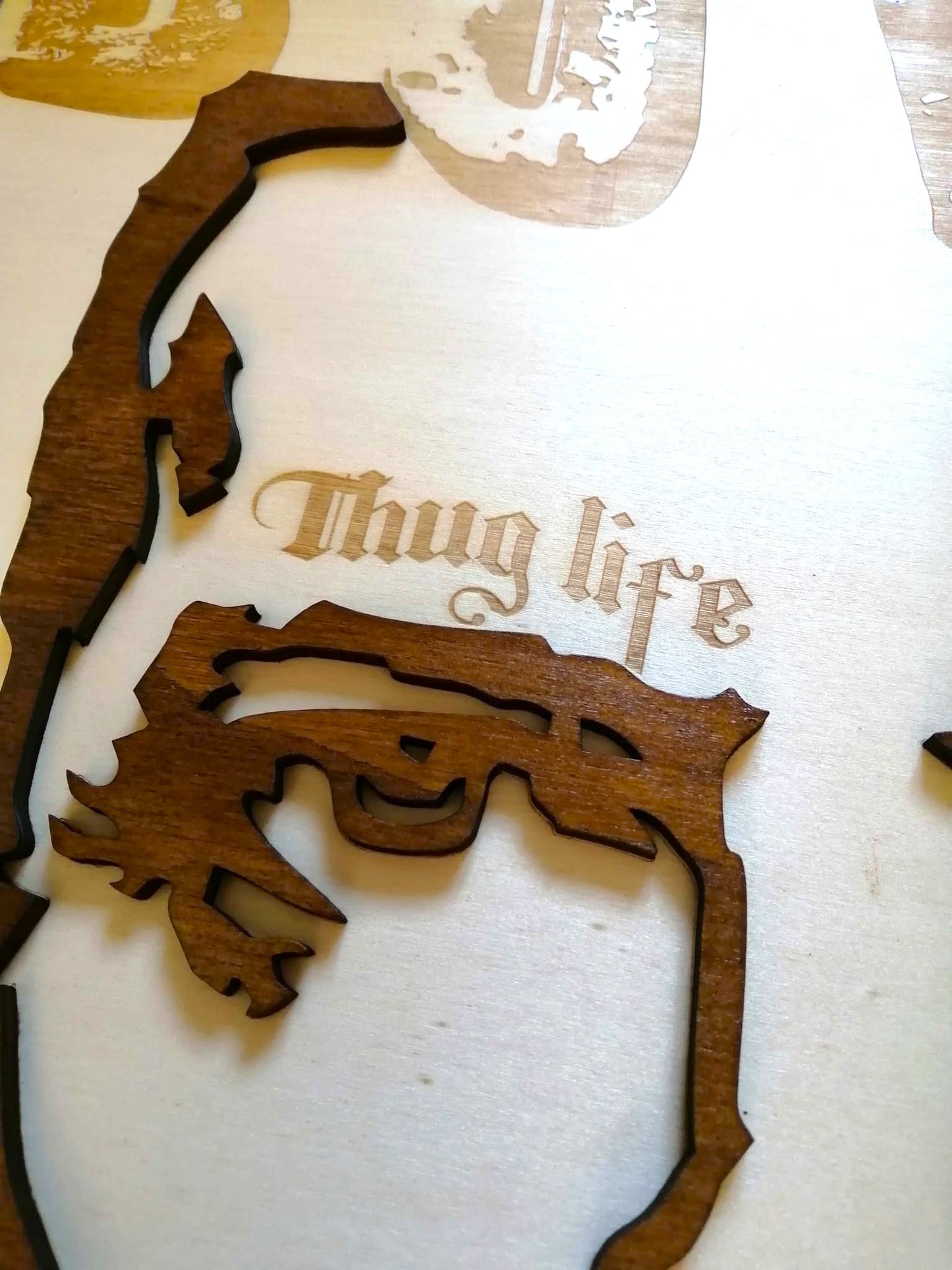 Détail du relief et de la découpe du tableau David Bowie - Gravure en bois de qualité artisanale