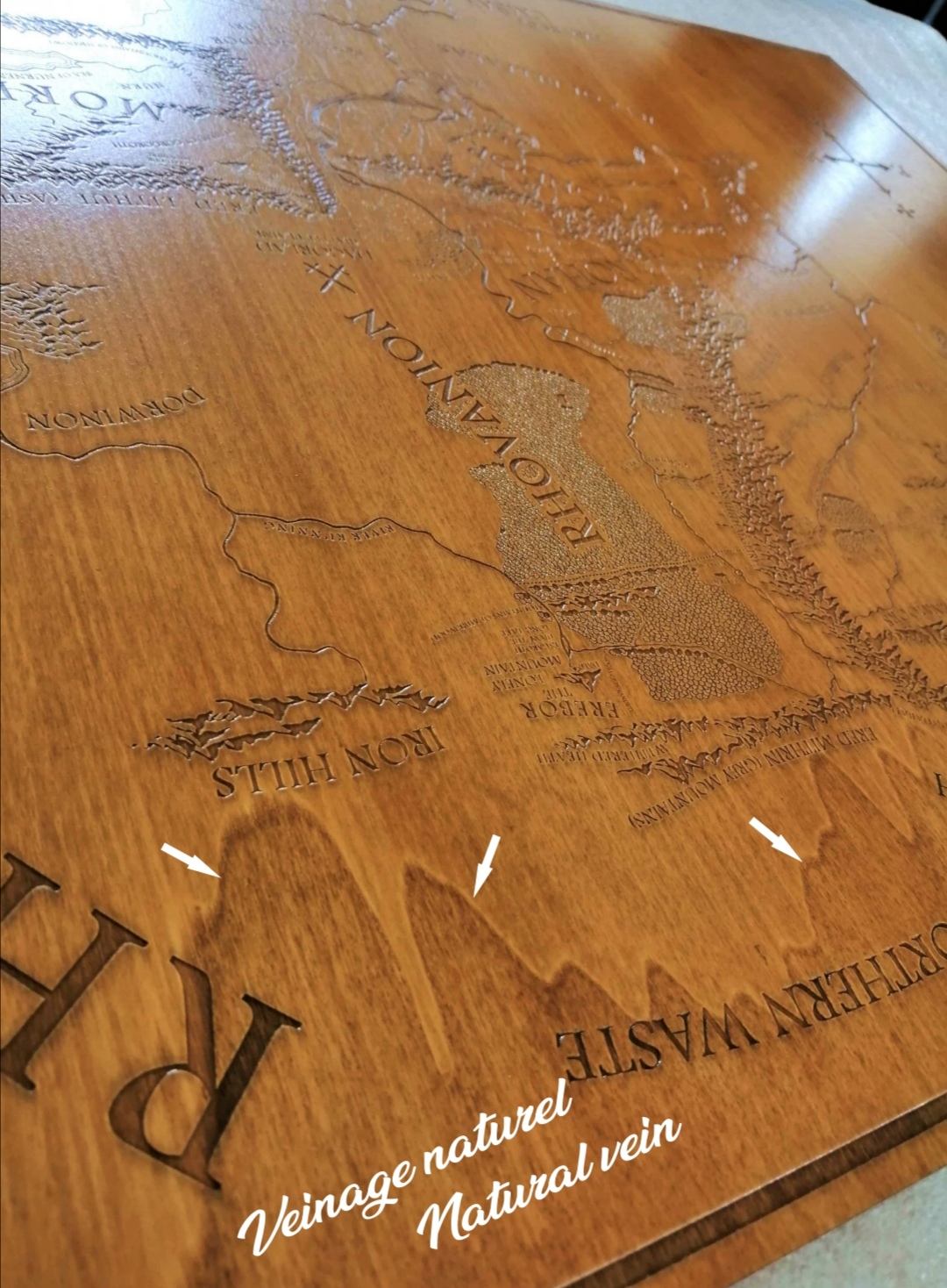 🗺️ Carte du Mordor Gravée en Bois d’un Monde de Fantasy – Décoration Artisanale Unique