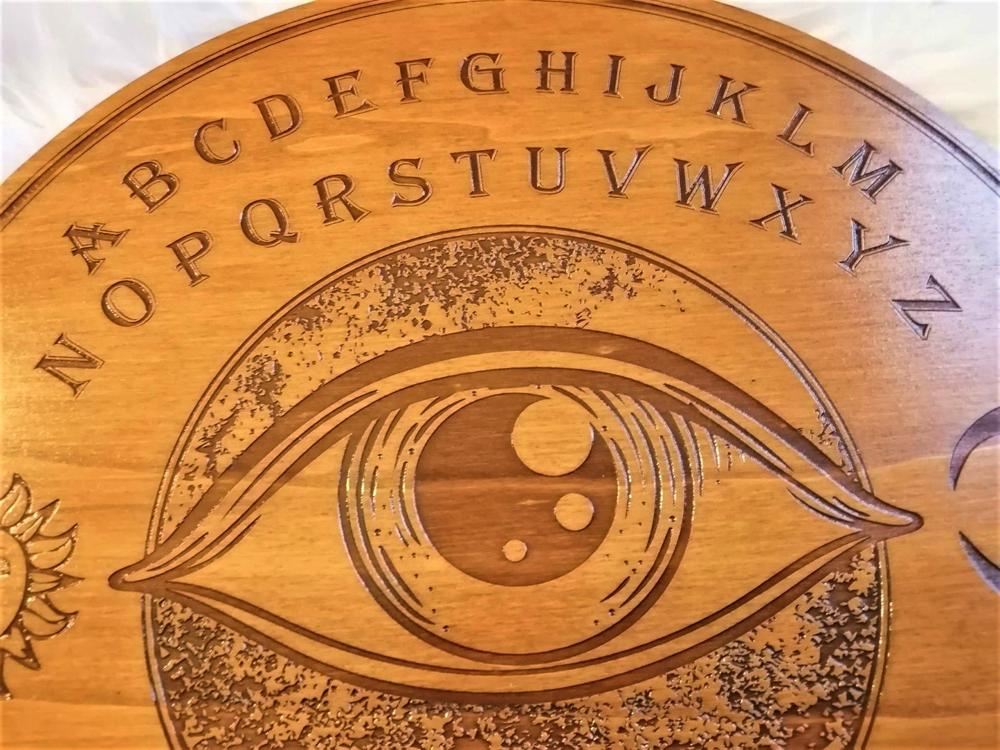 Planche Ouija Artisanale Bois – Ouija Board “Watch Me” – Spirit Board Gravé – Décoration Ésotérique Mystérieuse & Hypnotique