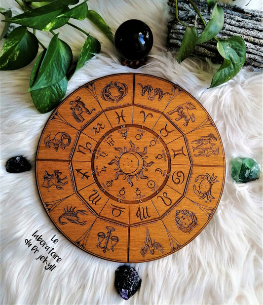 ♑ Roue du Zodiaque – Gravure Artisanale en Bois, Décoration Spirituelle et Astrologique Unique